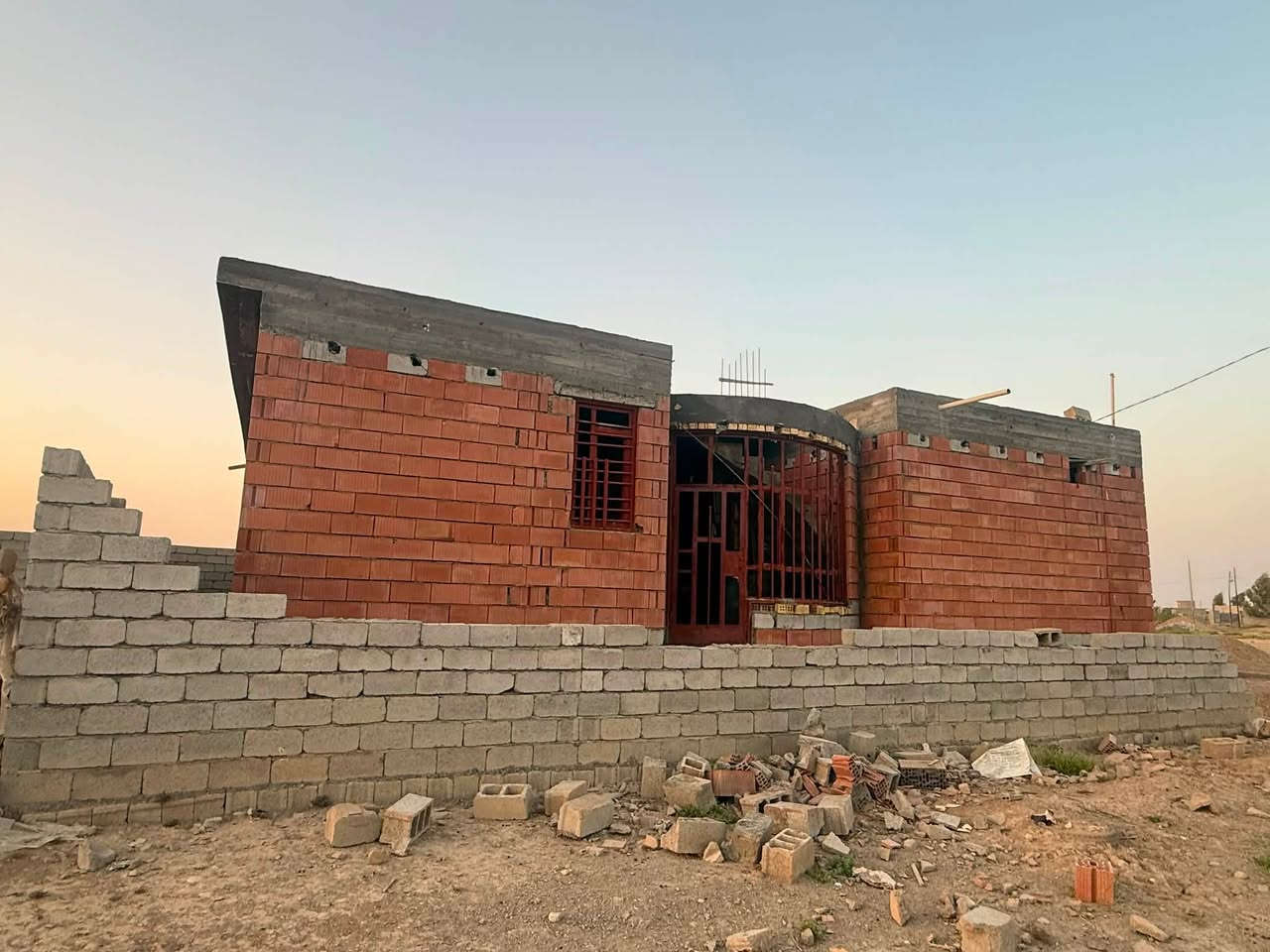 السلام عليكم
بيت للبيع
 في خان بني سعد شارع الدمن شارع الولايدة بناء طابوق احمر 
المساحه الكليه 406م  حديقه امام البيت 145م ومساحه البناء 261 مكون من غرفتين نوم واستقبال وهول ومطبخ وصالة ومجمع صحيات مع توفر كهرباء وماء اسالة 
للاستفسار   / ***********
