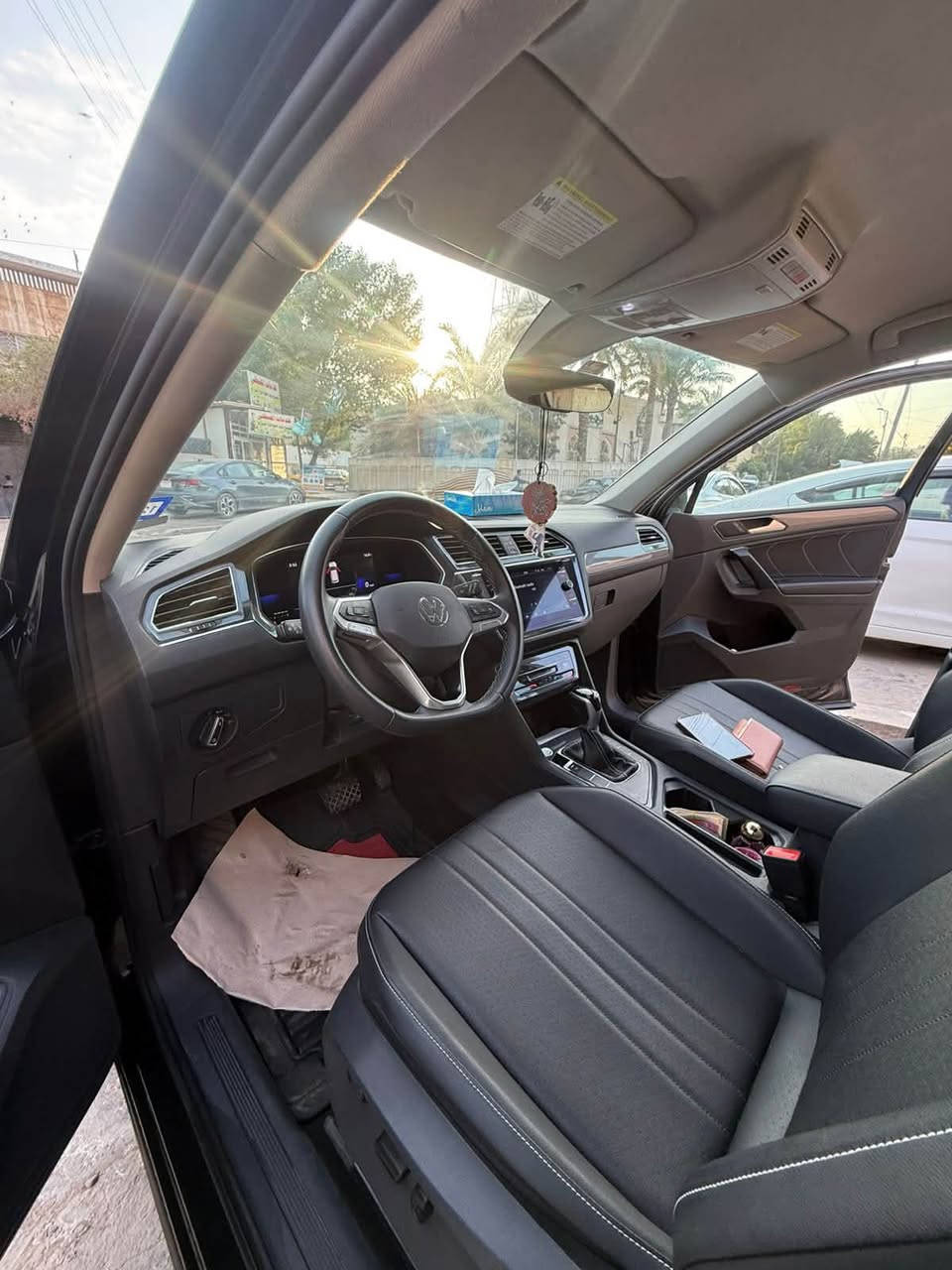 من رخصة الادمن 
Volkswagen Tiguan SE 2023
* المحرك: 2.0L TSI Turbo، ٤سلندر 
* القوة: 184 حصان
* القير: أوتوماتيك 8 سرعات
* الدفع: FWD أمامي وليس 4Motion
* الوقود: بنزين
* الممشى: 23,818 ميل ≈ 38,330 كم
* اللون: أسود
* الويل: قياس 18 بوصة
* الإضاءة: مصابيح أمامية وخلفية تعمل بتقنية LED بالكامل مع إضاءة نهارية
* المرايا: مرايا جانبية كهربائية مدفأة ومزودة بإشارات انعطاف
* الجنطه كهربائية  تحكم عن بعد
* الاتصال: دعم لاسلكي لنظامي Apple CarPlay و Android Auto، بالإضافة إلى منصة شحن لاسلكي للهواتف الذكية
* المنافذ: منافذ USB-C سريعة الشحن في الأمام والخلف
* التكييف: نظام تكييف أوتوماتيكي ثنائي المناطق (Climatronic) مع تحكم باللمس وفتحات تهوية خلفية
* التحكم بالمقاعد: مقعد السائق كهربائي يمكن تعديله في 8 اتجاهات مع دعم كامل للظهر، بالإضافة إلى مقاعد أمامية مدفأة
* نظام الكبح التلقائي في حالات الطوارئ مع رصد المشاة.
* نظام مراقبة البقعة العمياء (Blind Spot Monitor).
* نظام الحفاظ على المسار والتنبيه عند الخروج منه (Lane Assist).
* مثبت السرعة التكيفي (Adaptive Cruise Control - ACC).
* حساسات أمامية وخلفية
* كامره خلفيه

مكان السيارة بغداد 
رقم اربيل 

# بيع او مراوس حسب القناعة او اقساط حسب الاتفاق 

***********

https://bid.cars/en/lot/1-55906894/2023-Volkswagen-Tiguan-3VV3B7AX1PM040253
