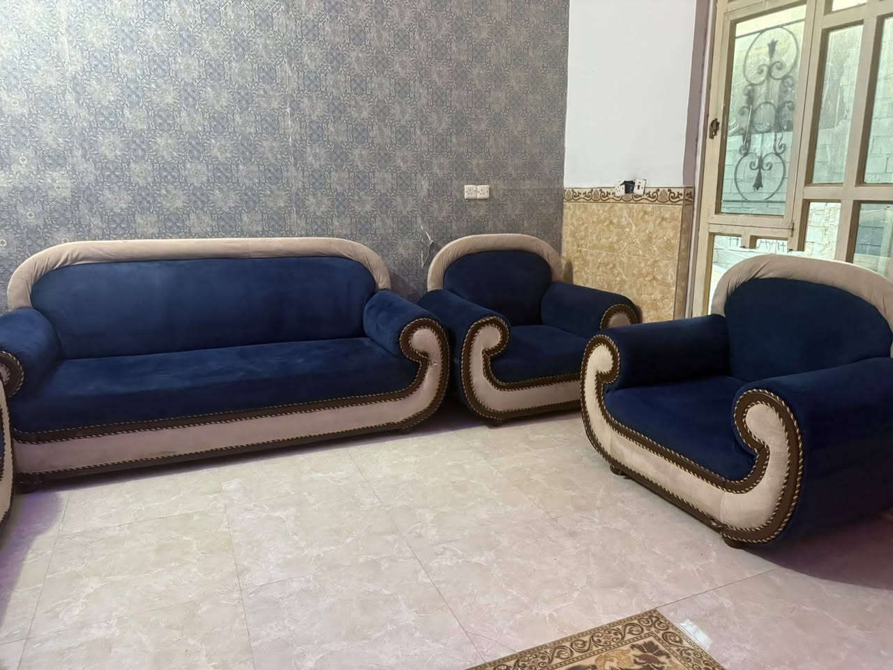 تخم 10 مقاعد نظيف استفسار اتصل *********** عنوان تقاطع صويرة ناحية سيد الشهداء مزرعة
