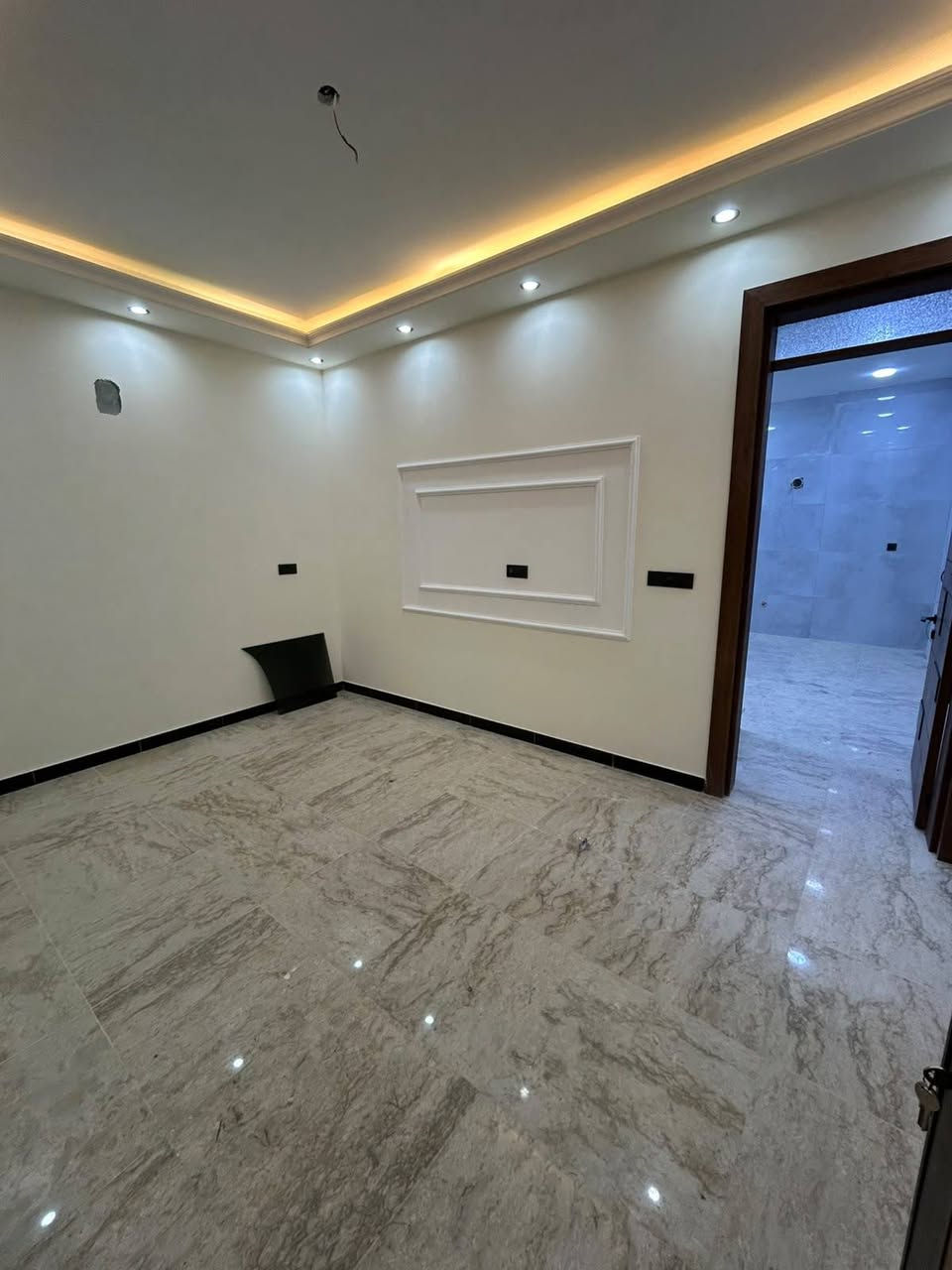 السلام عليكم من رخصت أخوية الأدمن عندي بيت ٧٨م جديد للبيع للبيع للبيع للبيع ركن درجة أولى واجة ٣.٩٠م نزال ٢٠م بي مدخلين طرمة صالة مطبخ خدمات غرفة نوم مدخل الثاني من يطب عل مطبخ طابق الثاني ٢نوم خدمات وصالة طابق الثالث بيتونة سطح الموقع القاهرة الضباط قريب مول القاهرة استفسار على رقم *********** ألبيت فارغ زيرو
