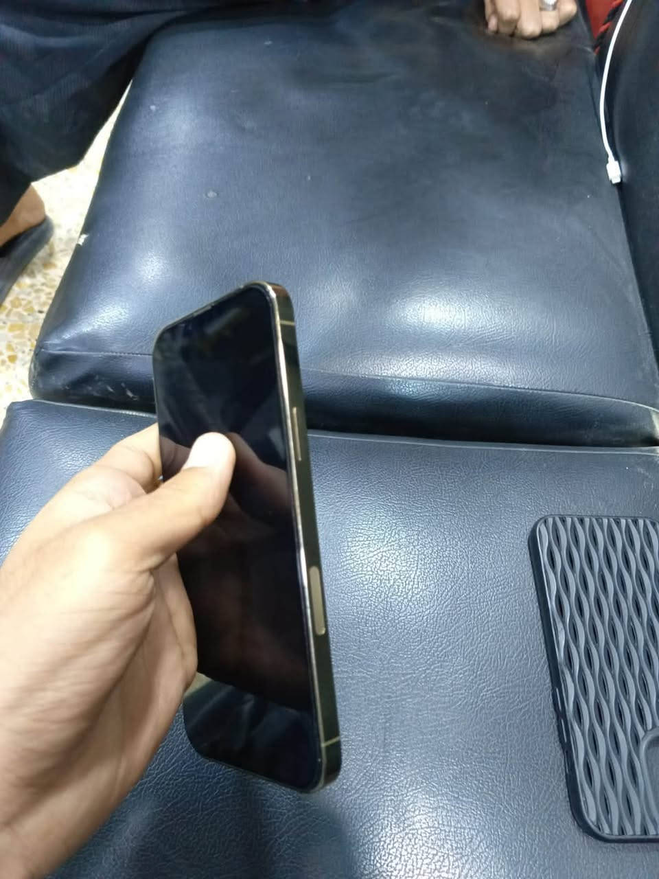 السلام عليكم 
أيفون ١٣ برو ماكس جديد 
الجهاز أمريكي 
الجهاز بس ضهره مفطور وما مئثر والكامره ٠.٥ ما تشتغل 
البطاريه ٩٤ ابلاديه الجهاز جديد مكفول 
مكاني حله شارع ٨٠ مال كربلاء 
***********

نص مكتوب في الصور:
- ٧:٣٥
- حالة البطارية والشحن
- كما هو الحال مع البطاريات القابلة لإعادة الشحن، بطارية الهاتف قابلة للاستهلاك وتصبح أقل فاعلية مع الوقت. معرفة المزيد...
- الحد الأقصى للقدرة
- ٩٤٪
- هذا قياس لقدرة البطارية مقارنة بقدرتها عندما كانت جديدة. قد تتسبب القدرة المنخفضة بتقليل ساعات الاستخدام بين عملية الشحن والأخرى.
- أقصى قدرة للأداء
- تستساعد الأنظمة المضمنة في النظام والمكونات في تخفيف آثار الأداء التي قد تلاحظها أثناء التقدم الكيميائي في عمر بطارية iPhone.
- شحن البطارية المحسن
- للحد من استنزاف عمر البطارية، يتعلم الـ iPhone من عادات الشحن اليومية، بحيث ينتظر ولا يتجاوز ٨٠٪ حتى يحين موعد حاجتك إلى استخدامه.
- القطع والخدمة
- تجمع Apple سجل تاريخ القطع والخدمة، وهذا السجل يعرض معلومات عن هذا الـ iPhone وحالته وتفاصيل إصلاحه. معرفة المزيد...
- سجل تاريخ الخدمة
- الكاميرا
- غير معروف