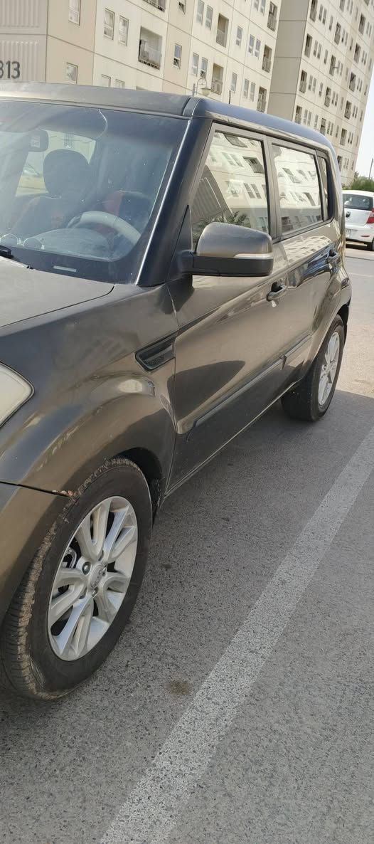 كيا سول. وارد امريكي 2013  اللون رمادي زيتوني
المحرك: 1600  (محرك  جديد نظيف جداً وبحالة ممتازة).
الگير: أوتوماتيك
  مشروع وطني(السيارة بأسمي والتحويل مباشر
البودي: توجد قطع صبغ بسيطة ومتفرقة 
الموقع: بغداد - بسماية
السعر: 98 بيهة مجال بسيط للشراي 

للتواصل والاستفسار***********
