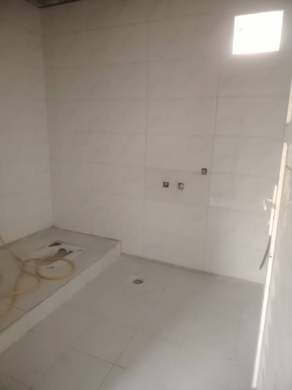 بيت للايجار بالمكان حي العامل المنطقه الثامنه قرب مستوصف حي العامل قريب بالمدارس المشتمل طابق ثاني يحتوي على غرفتين صاله صغيره مطبخ كبير وصحيات السطح جبير سعر الايجار 250 نهايتة رقم *********** اريد عائلة صغيرة
