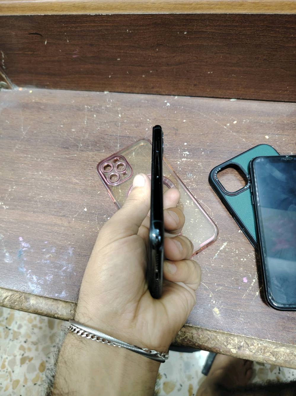 سلام عليكم ايفون 11عادي جهاز نضيف ذاكرتة 64 مبدل فقط شاشة تفصيخ فيساسدي شغال كلشي شغال بطارية 82بلادية 
سعرة /200

او مراوس شعندك نزل 

. 
ايفون 11برو ذاكرتة64 مبدل بطارية تقرة 100 ومبدل شاشة اصلية تفصيخ وضهرة مكسور كدام عينك 
سعرة /200

الاستفسار *********** متواجد واتساب او شريحة فقط