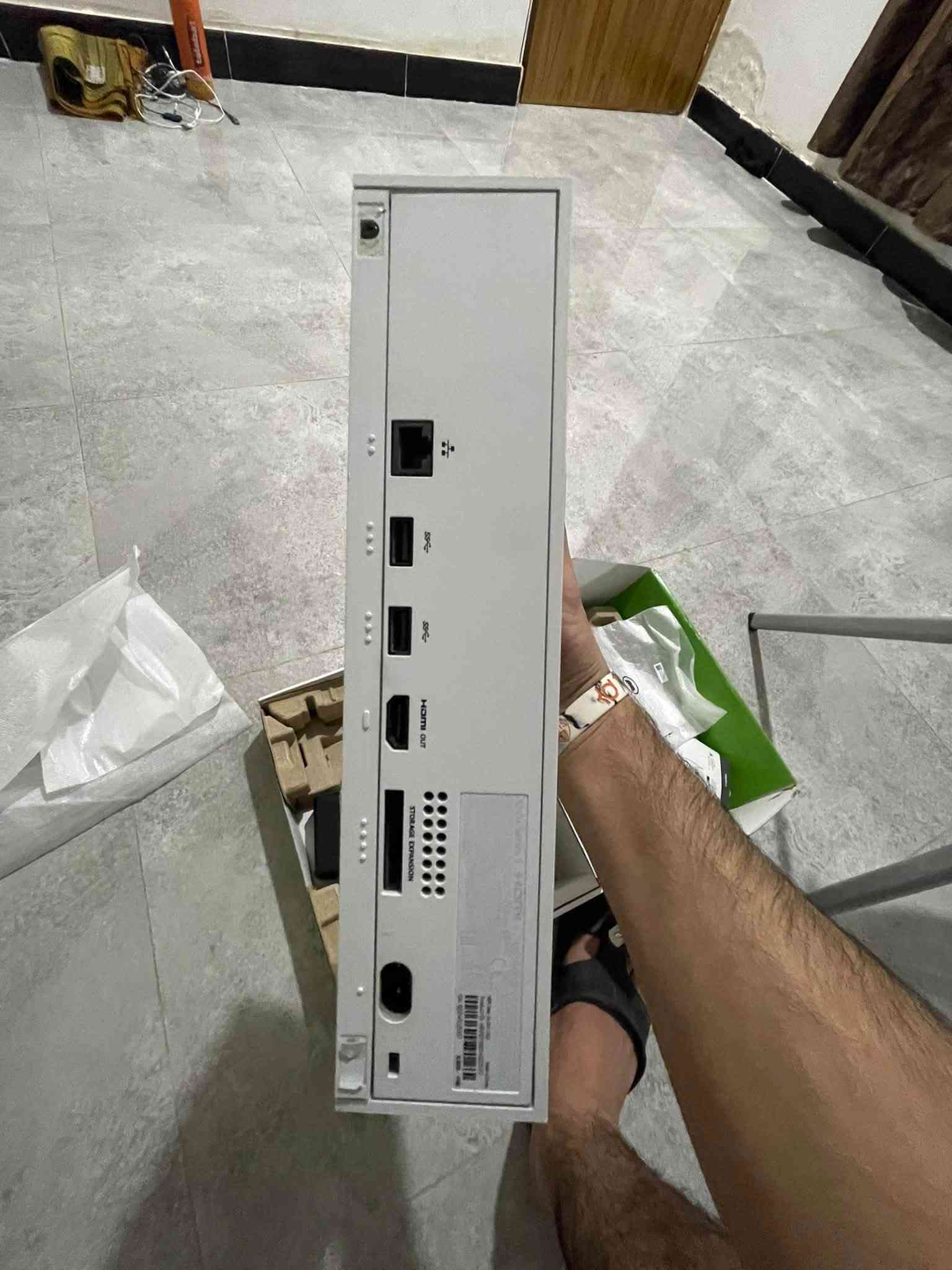 سلام عليكم اكس بوكس كامل الملحقات نضيف استخدام قلبل مفتوح على كد التنضيف مع جوستك كيم سير وشاحن بطاريات وبطاريتين سعره 375 مكاني بغداد الحرية رقمي ***********
