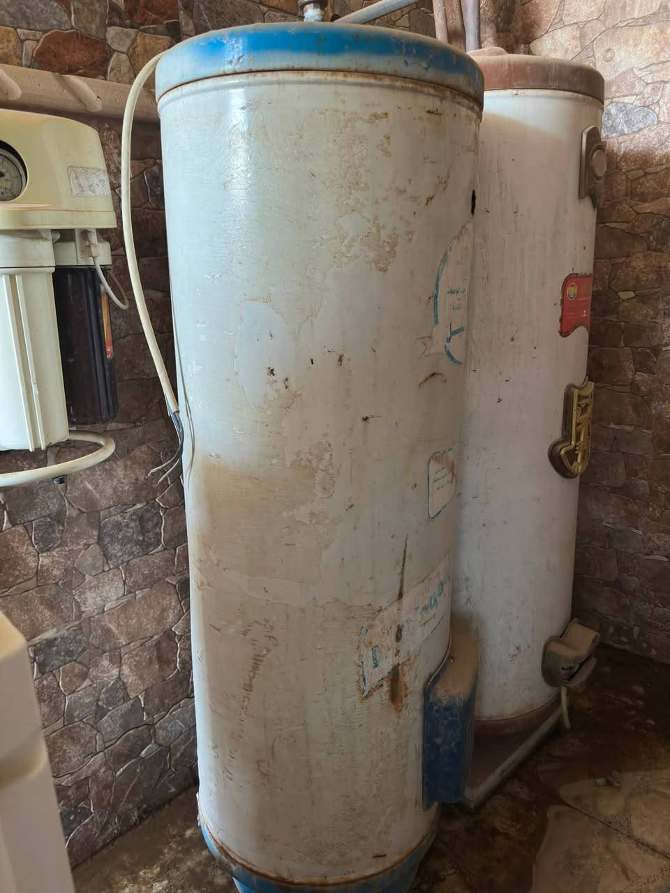 طباخ و سخان للبيع مابيهن شي نضاف الطباخ بي عين مسدودة لان متروك بس يتنضف يرجع رايدهن ب 325 تواصل واتساب مكانهن النجف حي القادسية***********
