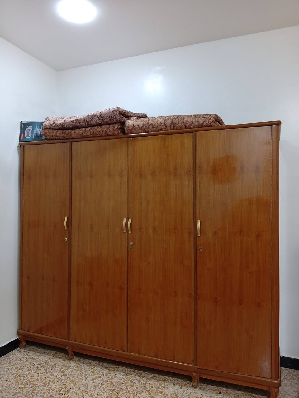 للبيع غرفه خشب صاج مابيها اي ضرر جديده ونظيفه سعر الكنتور 500 وبي مجال وسعر الجربايه ام الرف 75 وبيها مجال والي بدون رف 35 عنوان بغداد الدورة شارع 60 
واتساب ***********
