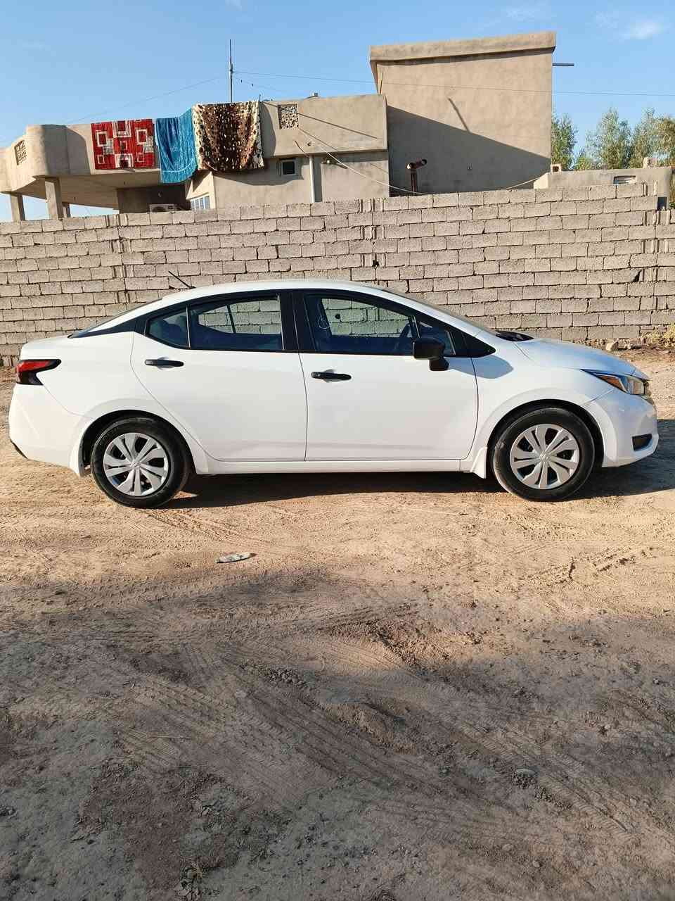 نيسان فيرسا • ٢٠٢٥ • ابيض