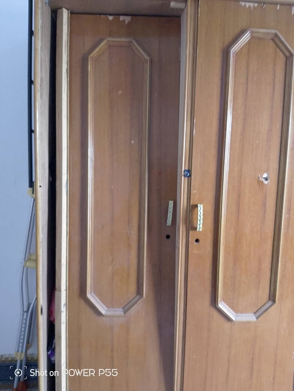 من رخصة الادمن سلام عليكم كنتور خشب تصنيع عراقي للبيع 5 ابواب باب  واحد متائذي سعره250 الله شاهد اخذته ب 450 مكاني البصره كرمه علي حي طليعه نزله الخيط الاوله واذا تريد ادزه الك بستوته عادي رقمي ***********
