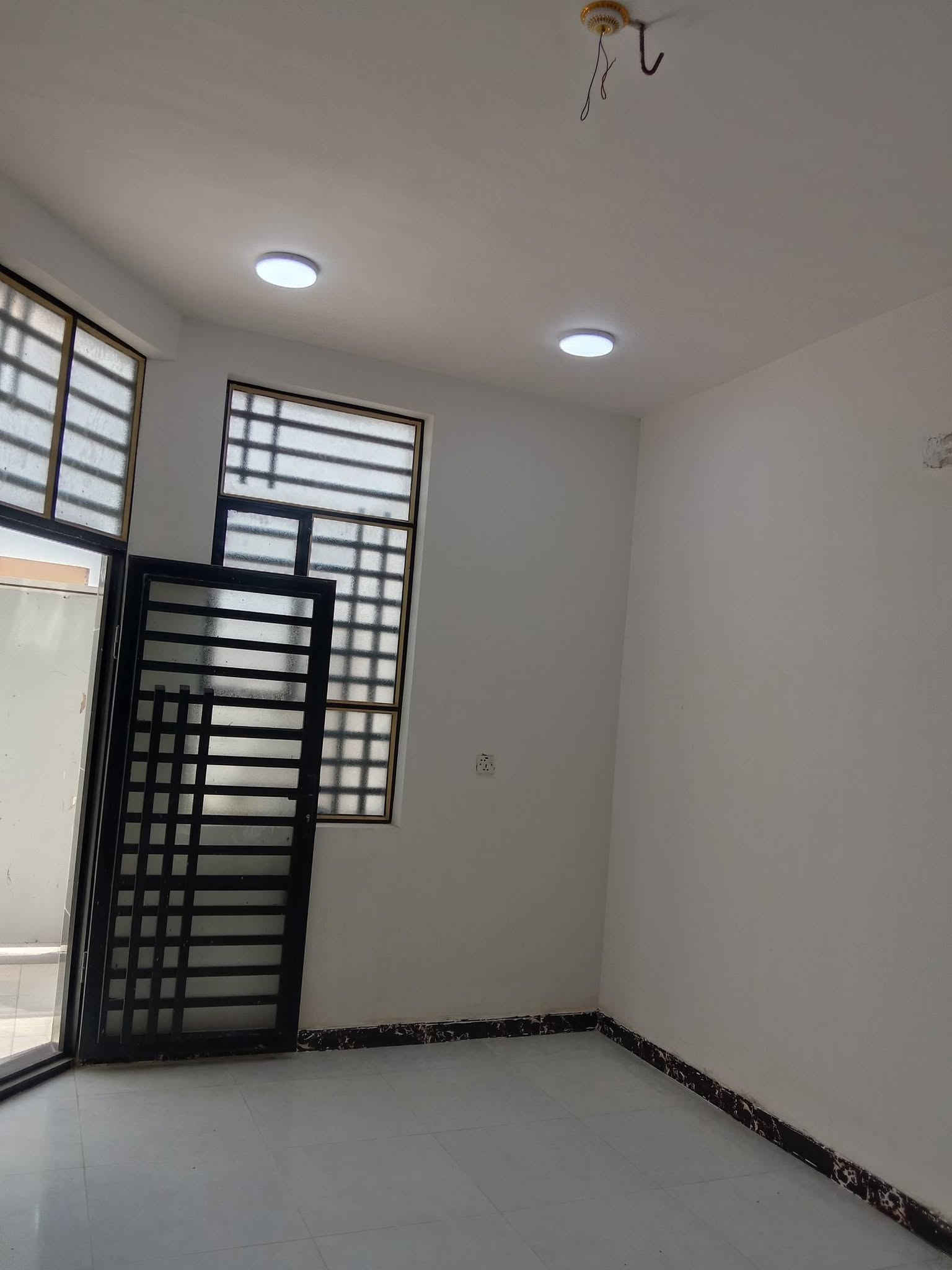 للبيع مشتمل حي ميسان الشريط بناء جديد مساحه١٠٠متر طابق ونص درجه اولى على ساحه السعر ١٦٠ شريط شارع الجامع للاتصال مكتب الكلابي للعقارات حي ميسان شارع الكيات قرب البريد مقابل افران صمون غيث *********** عندك عقار للبيع اوشراء اتصل بنا
