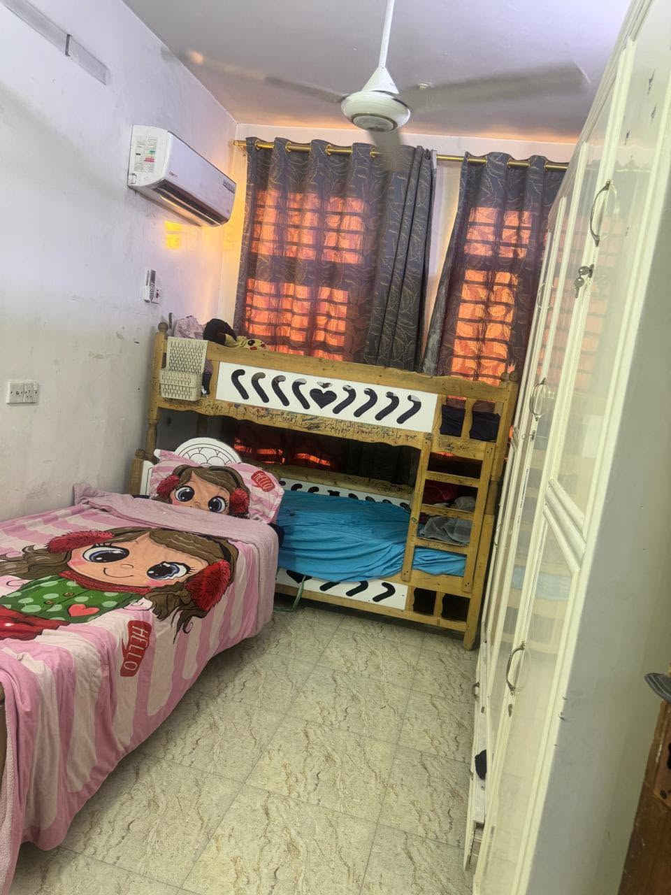السلام عليكم بيت حديث لبيع مساحه ٩١ متر واجه ٧ ونص شارع عريض حي القاهره قرب شارع المدارس يحتوي على ط١ هول مطبخ حولي وخدمات ط٢ غرفتين نوم ومطبخ وخدمات 
للاستفسار *********** مكتب فاضل العزاوي لاستثمار العقاري
