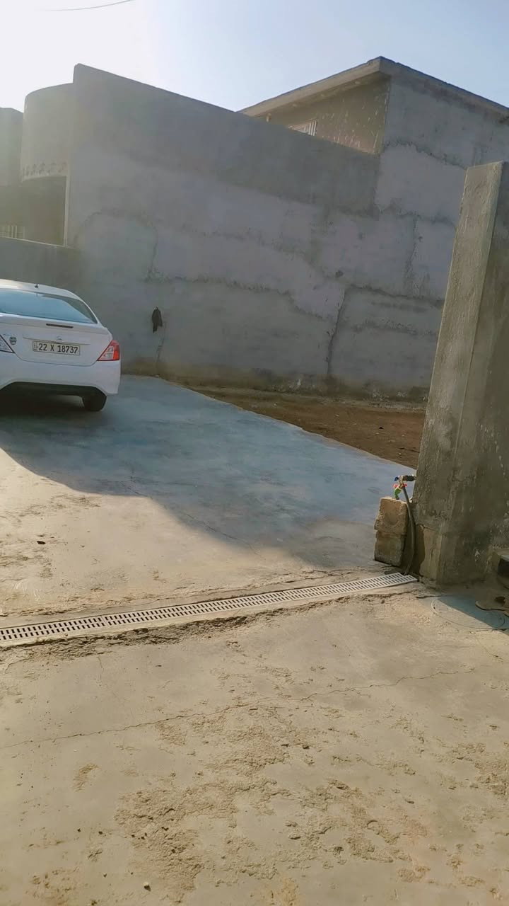 السلام عليكم دار للبيع مع كاع ينباع وحده او ويه الكاع واذا الكاع وحدها هم ماكو شكال ابيعها مساحه البيت٢٠٠ والكاع هم ٢٠٠ سند ٢٥ كامل خدمات بناء جديد درجه اولى يبعد عن الشارع العام ٥٠ متر العنوان قريب ع خنساء مقابل البانزين خانه مال خنساء غرفتين نوم وصاله واستقبال ومطبخ حار ومطبخ بارد وحمام كلش جبير و٢ مناور اي استفسار اتصل *********** بي واتس اب *********** اتصال
