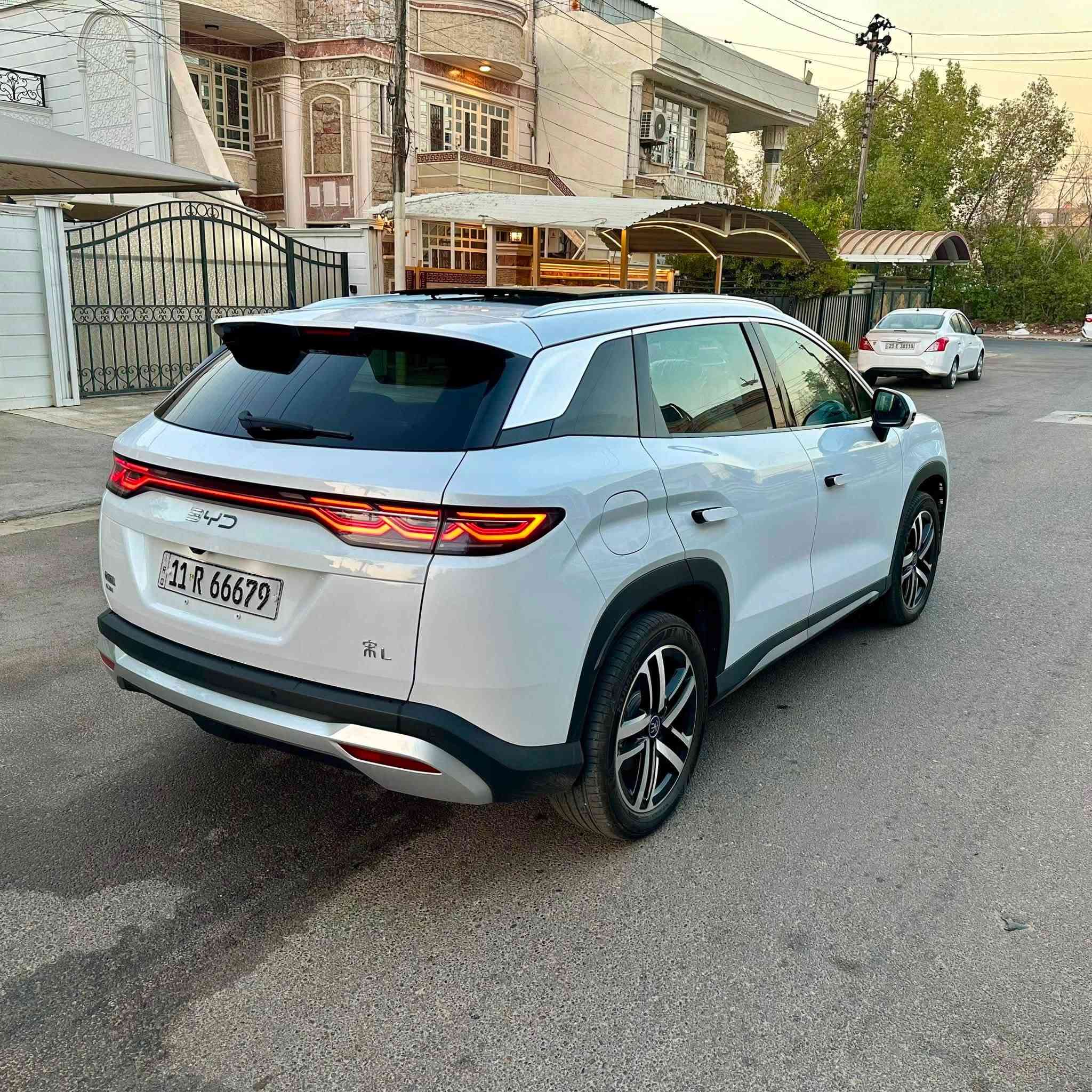 BYD SONG L (مطابقة لمواصفات العراق والخليج)
سنة الصنع :-2025
عداد المسافة الكلي :- 8000 فقط
مدى البطارية :-120 كيلو متر
رقم بغداد بأسمي شخصيآ
المواصفات :- 
1- فتحة سقف بانوراما
2- بصمة ابواب وصندوق وتشغيل
3- صندوق كهرباء
4- كرسي السائق فقط كهرباء
5- داخل جلد مشمشي 
6- شاشة قلاب 
7- 5 كامرات
8-حساس امامي خلفي + رادار امامي
9- عليه اضافات ارضيات وعازل حراري ب300 الف
العنوان :- الكرخ - حي الخضراء
السعر :-31،000،000 د.ع بيه مجال جدا بسيط
للتواصل :-***********
