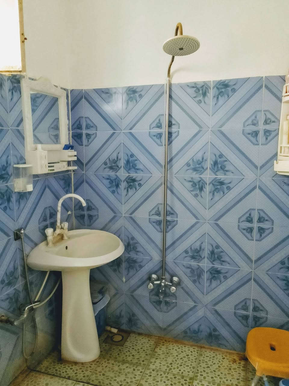الدار للبيع...حي العمال
 قرب مدرسه الانوار الاهليه والمحكمه الجديده
المساحه 175ونص .السعر  125..بناء خلفي طابق ونص وجاهز للسكن استقبال وصاله وغرف نوم 3 
مطبخ و مجموعه صحيه 3 طارمه وترك داير البيت ***********
