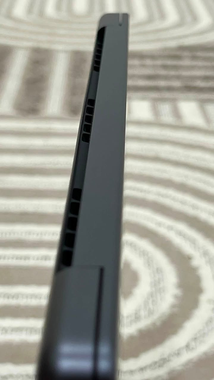 💻 للبيع: 2024  MacBook Pro 14-inch (M4 Chip) المعالج: Apple M4 chip (10-core 
CPU / 10-core GPU) أداء خارق للمونتاج والتصميم والعمل الثقيل.

• الذاكرة العشوائية (RAM): 16GB.

• السعة التخزينية: 512GB SSD فائق السرعة.

• الشاشة: 14-inch Liquid Retina XDR.

• اللون: أسود الفضاء (Space Black).

🔋 حالة البطارية والنظافة:
• نسبة صحة البطارية: 100% (Maximum Capacity 100%).

• عدد دورات الشحن (Cycle Count): 35 دورة فقط! (استخدام معدود جداً).
• النظافة: 10/10 أخوان جديد بدون أي شخط أو أثر استخدام، مكفول من الناحية الفنية والجمالية 100%.
📦 الملحقات والمرفقات:
• الكارتون الأصلي مع جميع ملحقاته الرسمية (الشاحن الأصلي 70W USB-C + الكيبل الأصلي).
مع كفرين حماية شفاف وطافي
وكالة ماستر

***********
