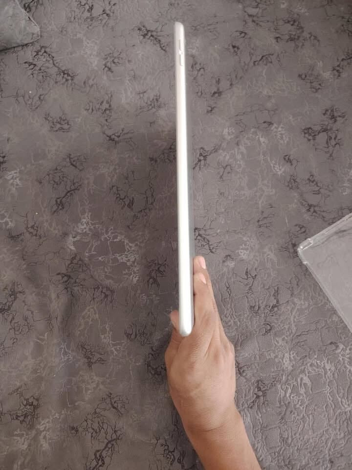 ايباد ٧ • ذاكرة ٣٢ • بطارية ٩٠٪