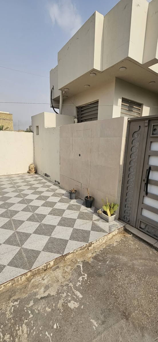 المساحة:147 متر 7وربع ×20ــ
البيت: طابقين.، بناء طابوق كونكريت
سنة البناء: 2025
جميع الخدمات، متوفرة.
يتكون البيت الطابق الأول من:
• غرفة نوم اثنين 
• استقبال
صاله
• مطبخ حار وبارد 
• صحيات داخلية وخارجية
• منورين
، 
 الطابق الثاني 
• غرفة النوم كبيره 
• صحيات 
 السعر: الاستفسار علئ رقم ***********
للعلم المنطقة هدوء وأمان ولجورين الناس الطيبه جد 
 دار للبيع أسهم بسمي زراعي  – بين الثورة، والمنصوري. | الشارع المقابل مجمع دكتورة ساجده ، للأسنان.
