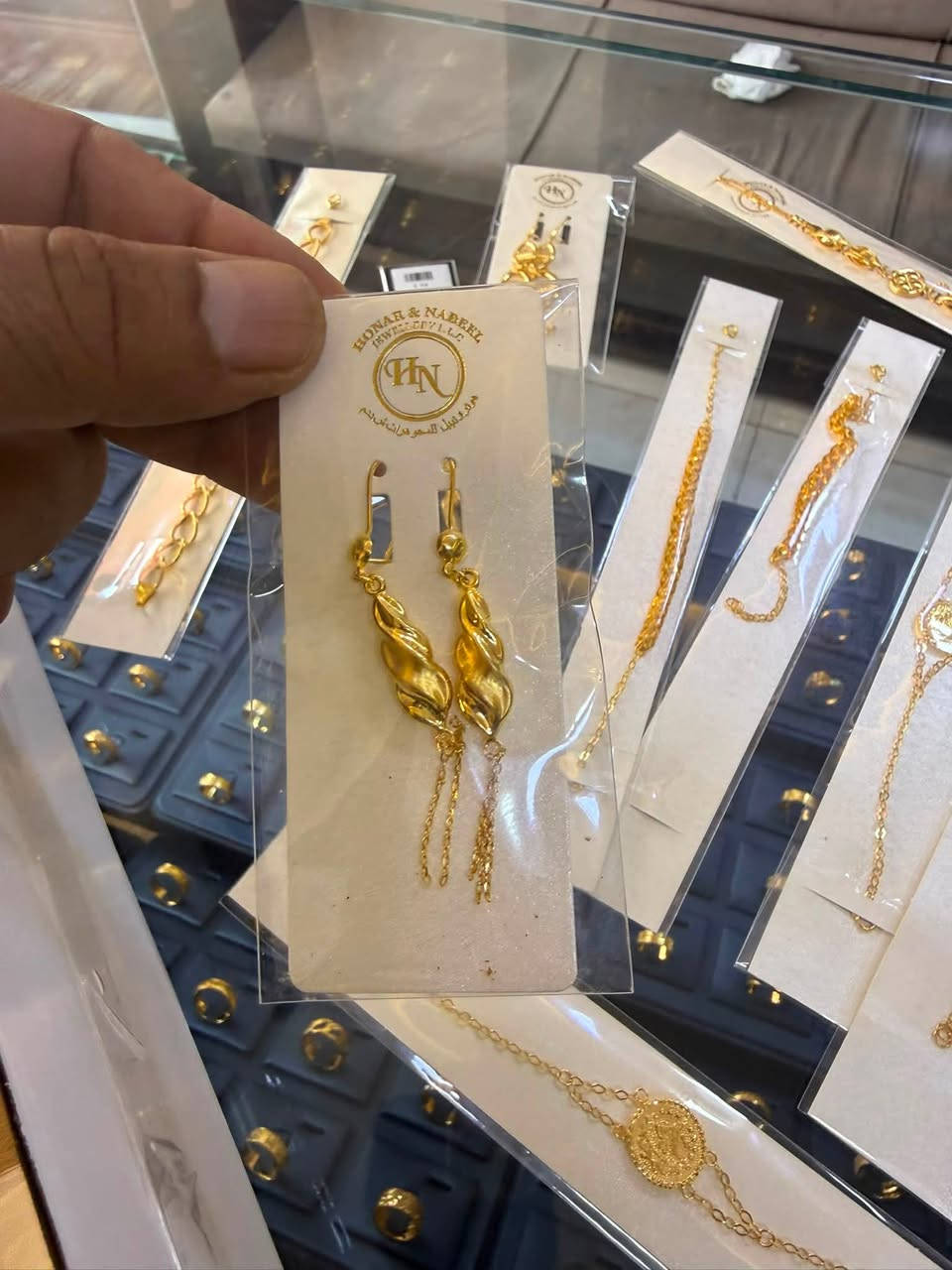 الجمال والأناقة الخليجية تجدونها دائماً لدى مجوهرات ليث القيسي ✨اساور صياغة خليجية دزاين حديث، تبرز جمالج وتضيف لمسة من الفخامة لكل إطلالة 🌟 القطع متوفرة الآن في مجوهرات ليث القيسي 
* 💳 ملاحظة: يتوفر لدينا نظام البيع بالتقسيط لحاملي بطاقة (كي كارد) لسهولة التعامل.
‎📍 العنوان: واسط - الكوت - داخل سوق الذهب (الصاغة المركزي).
‎📞 للطلب والاستفسار أو الحجز: تواصلوا معنا مباشرة عبر الواتساب أو الاتصال على الرقم: ***********.
‎(مجوهرات ليث القيسي - التميز عنواننا دائماً) ⚜️
