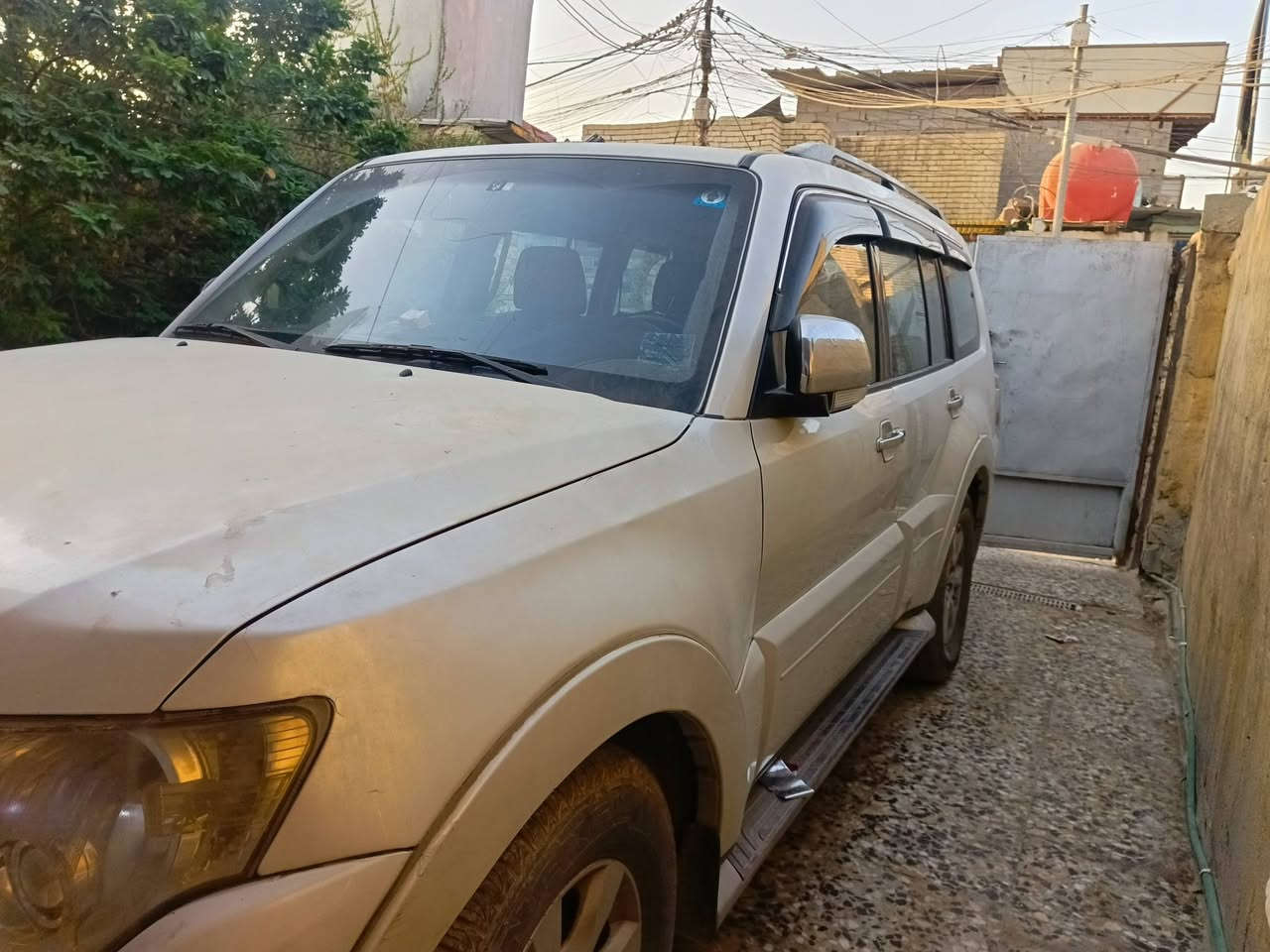السلام عليكم 
سياره بايجيرو موديل  2010 حبتور 
سياره نضيفه بيه طخه بل باب الخلفي وحادثه فقصد جاملغ أمامي من جهته السايق وبنيد على كد شبر سياره نضيفه لون لؤلؤي تجي وتكلب وشوف بعينك السياره  بحاله جيده  سعره 125وبيه مجال رقمك ***********
