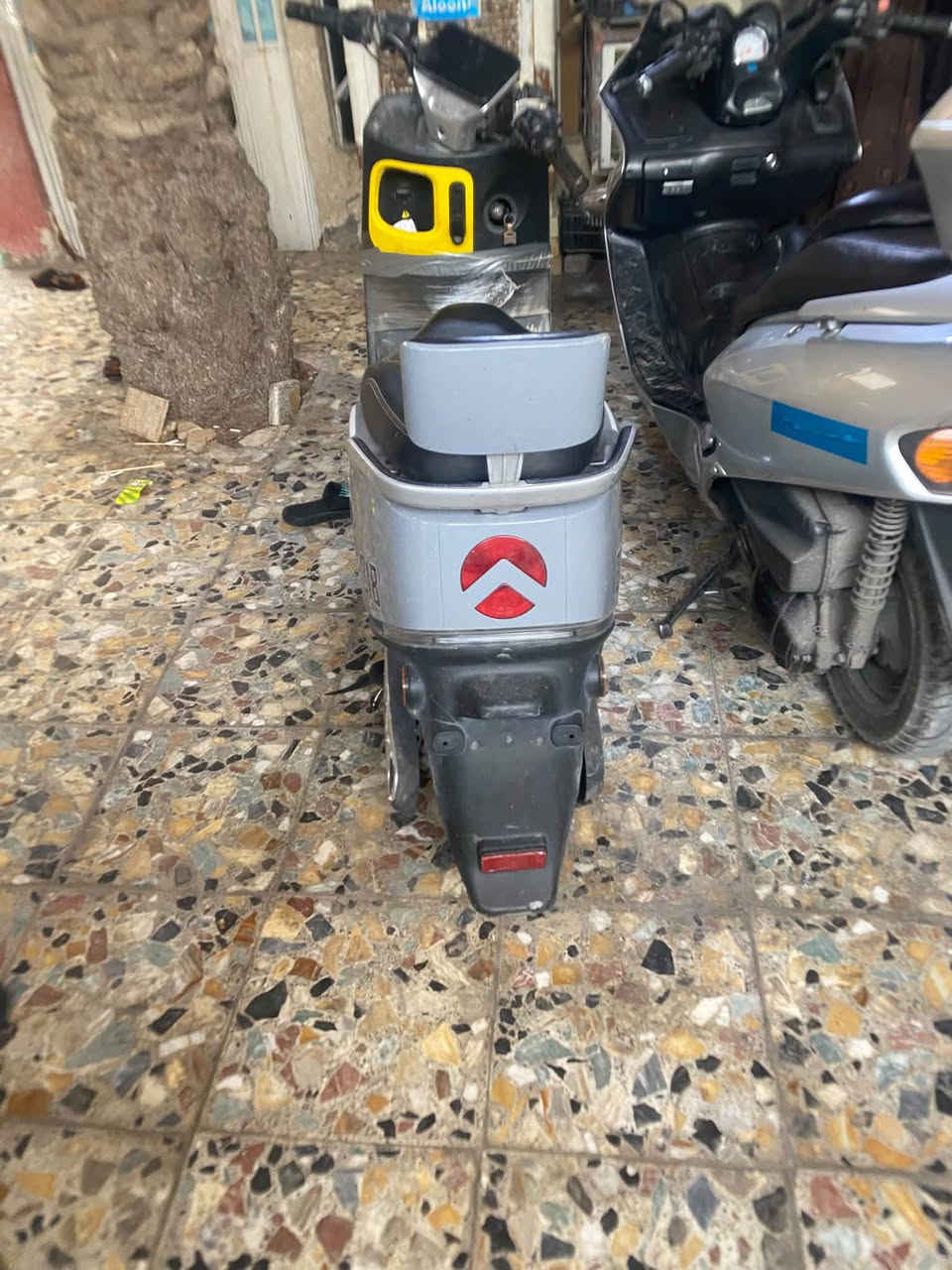 دراجة شحن • بدها بطاريات • حي اور