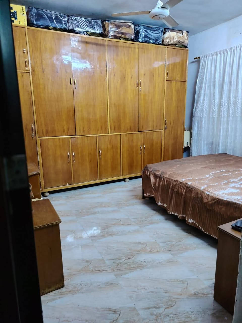 دار للبيع على شارع كلار العام
مساحته 300 متر
غرفتين نوم واستقبال وصالة ومطبخ حار وبارد ومجمع صحيات بالداخل وصحيات بالخارج 
حوش كبير وحديقة 
بي خطين ماء وبير شخصي
موقعه/في ميخاس مطل على الشارع العام يم الحسينية
 للسعر والاستفسار اتصل على
الرقم *********** او واتساب
نستقبل عروضكم للبيع والشراء
