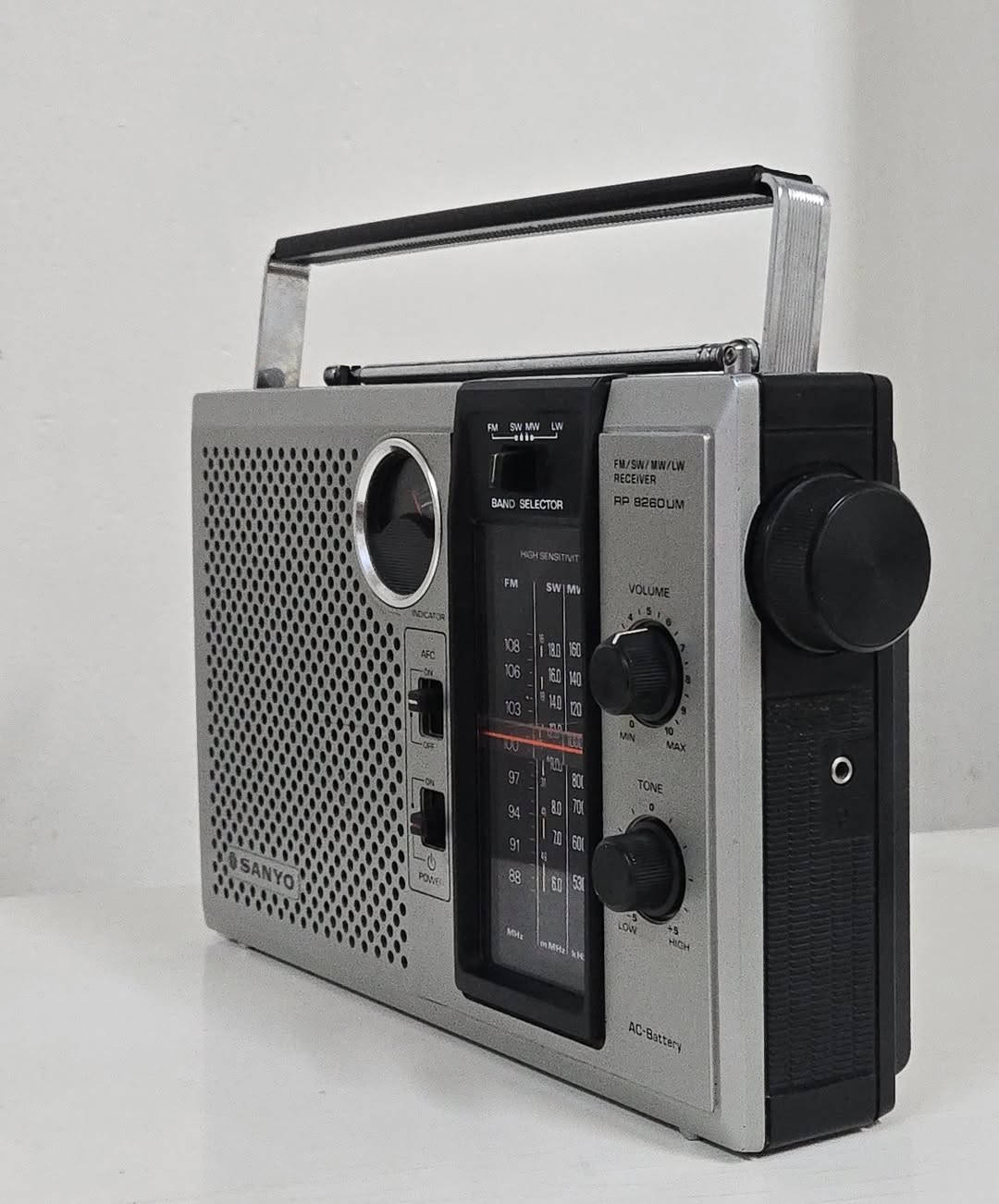راديو SANYO الأصلي موديل 8260-RP صناعة يابانية سنه 1979
FM و MW و SW و LW اربع موجات
يعمل باتري/كهرباء
يحتوي على مؤشر لفحص البطاريه وقوه الاشاره
الابعاد
24.2 × 15.5 x 6.7 سم
راديو بنظافه جداً عاليه اخو الجديد الاداء ممتاز غير مفتوح على وضع الشركه بدون مشاكل او عيوب                                                    للاستفسار مراسله الصفحه.                                  ***********
