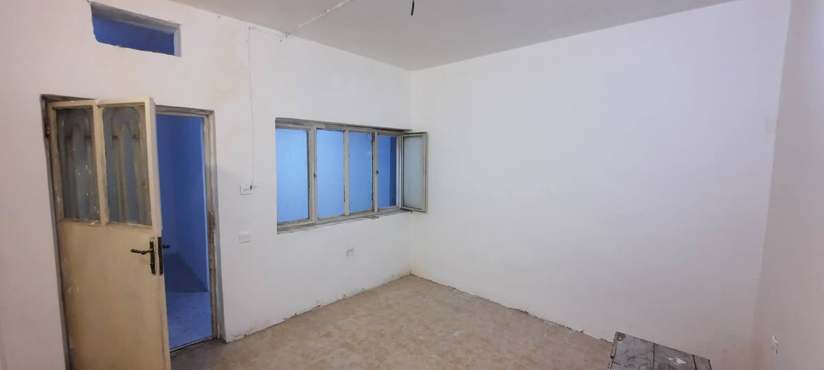 🏠 طابق أرضي للإيجار الشهري – كرادة داخل
📍 الموقع المميز:
كرادة داخل – شارع حسينية البوجمعة – داخل دربونة هادئة وملائمة للسكن.

📐 المساحة: 80 متر مربع

🏡 تفاصيل العقار:
• طابق أرضي مستقل
• غرفتان مناسبتان للسكن
• هول واسع
• مطبخ معزول
• حمام
• منور خلفي يوفر تهوية وإنارة جيدة
• البناء قديم وليس حديثاً، لذلك يُرجى أخذ ذلك بنظر الاعتبار.

💰 الإيجار الشهري: 650,000 دينار عراقي

📌 مميزات الموقع:
الموقع داخل منطقة الكرادة، وقريب من الشوارع والخدمات والمحلات، مع وجود الدار داخل دربونة مما يوفر أجواء أكثر هدوءاً مقارنةً بالشارع الرئيسي.

🔑 مناسب للعائلة الصغيرة أو لمن يبحث عن سكن بموقع جيد داخل الكرادة وبإيجار شهري واضح.

📞 للاستفسار أو تحديد موعد لمشاهدة العقار، يرجى التواصل على الخاص.

ملاحظة: العقار بناء قديم وليس حديثاً.غير موجودعلانت      ***********
