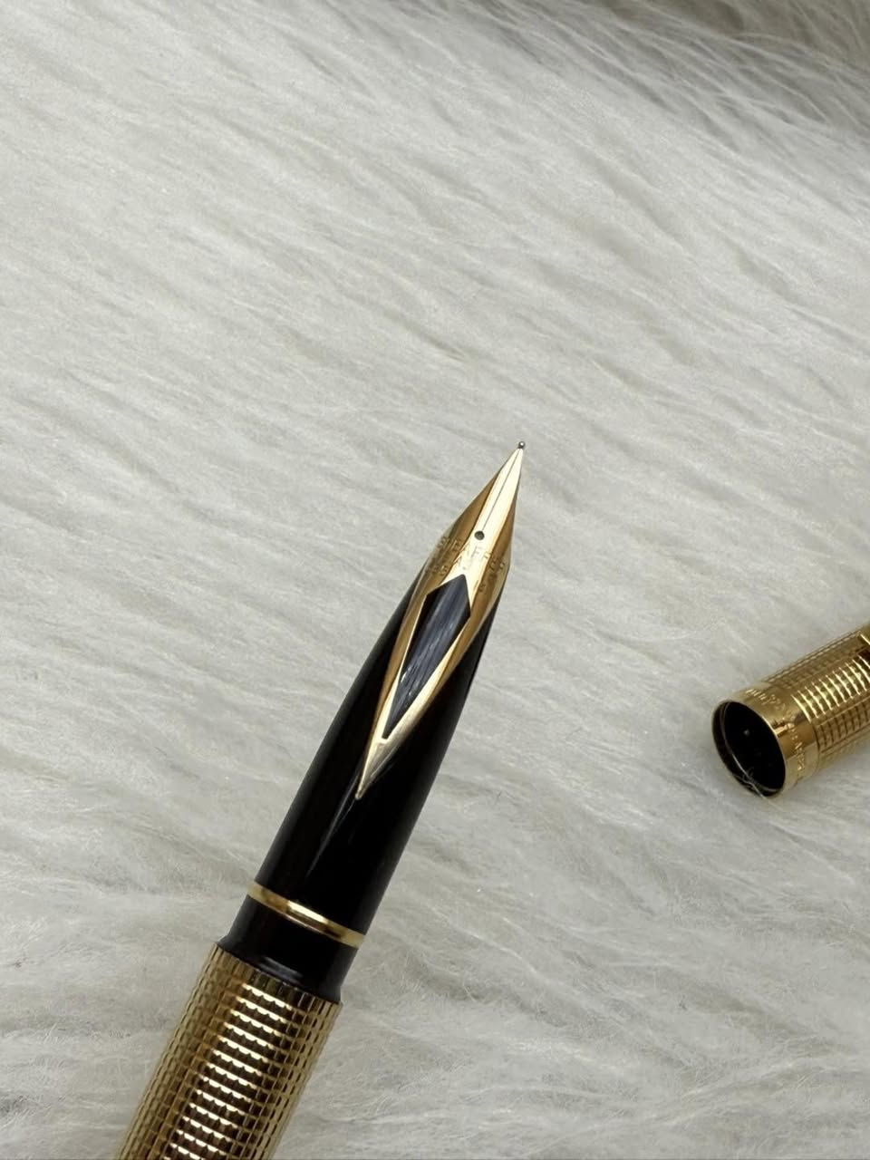 SHEAFFER(TARGA)
قلم شيفر تاركة
حبر
امريكي المنشأ اصلي 
طلاء ذهب 
ريشة(سلاية) ذهب خالص عيار 14k
نقشة مميزة 
حجم الخط F
انتاج سنة الثمانينات 
جديد غير مستخدم 
مع العلبة و الكرنتي
للاستفسار المراسله على الواتساب او الاتصال بالرقم  *********** 
يوجد خدمة توصيل داخل بغداد و محافظات
