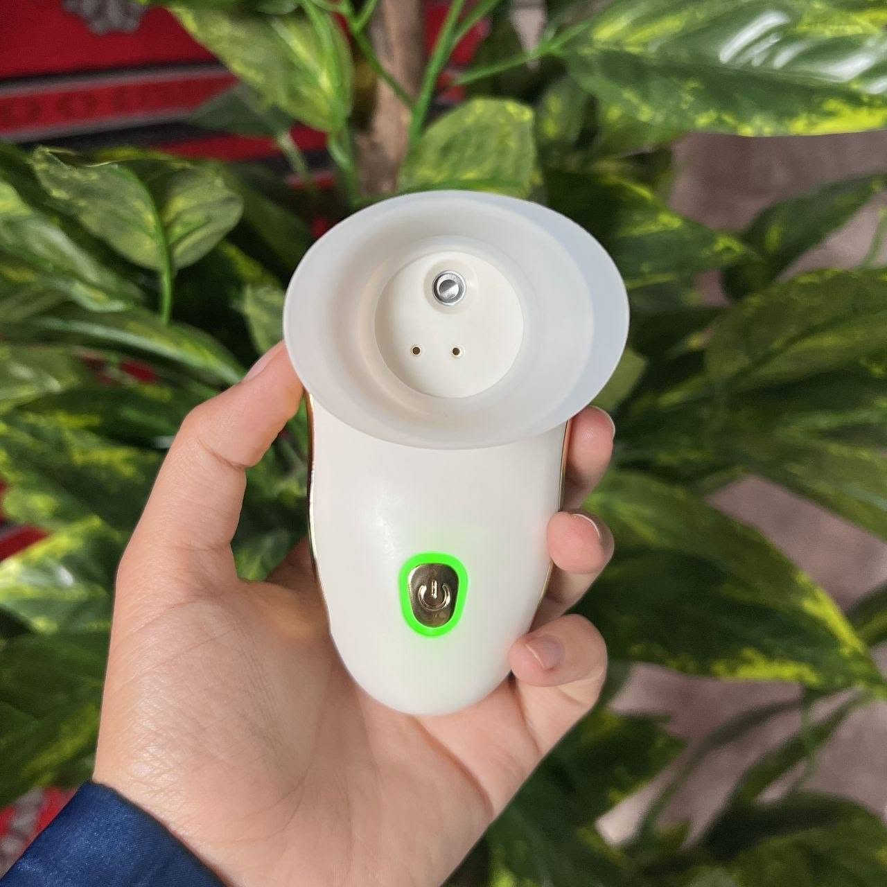 #جهاز #تنظيف و #ترطيب العين بالبخار المحمول (Nebulized Eye Wash Device)

• جهاز عملي لتنظيف وترطيب العين بتقنية الرذاذ (Nebulized) بشكل مريح. 
    
• يدعم وضعين: ترطيب العين (Eye lubrication) وغسل مع تدليك (Eye wash massage)
    
• #تصميم مدمج مع كوب سيليكون #مخصص للعين لسهولة الاستخدام. 
    
• #يعمل بزر تشغيل واحد مع مؤشرات إضاءة للحالة. 
    
• #خزان سائل بسعة تقريبية 8 مل للاستخدام المتكرر. 
    
• #مناسب للاستخدام اليدوي مع تصميم خفيف وسهل الحمل. 

• #اسم المنتج: Nebulized Moisturizing Eye Wash Instrument
• #الموديل: YY070
• #الفولتية: 5V
• #التيار: 1A
• #القدرة: 2W
• #البطارية: ليثيوم بوليمر 3.7V – 500mAh
• سعة خزان الرذاذ: تقريبًا 8 مل
• #سعة كوب العين السيليكون: تقريبًا 17 مل
• #الوزن: 95 غرام

#محتويات العلبة:
• جهاز تنظيف العين. 
• كوب سيليكون للعين. 
• كيبل شحن USB. 
• دليل الاستخدام. 

السعر : 25 الف. 
التوصيل : 5ألف #لجميع المحافظات.
للتواصل: ***********
