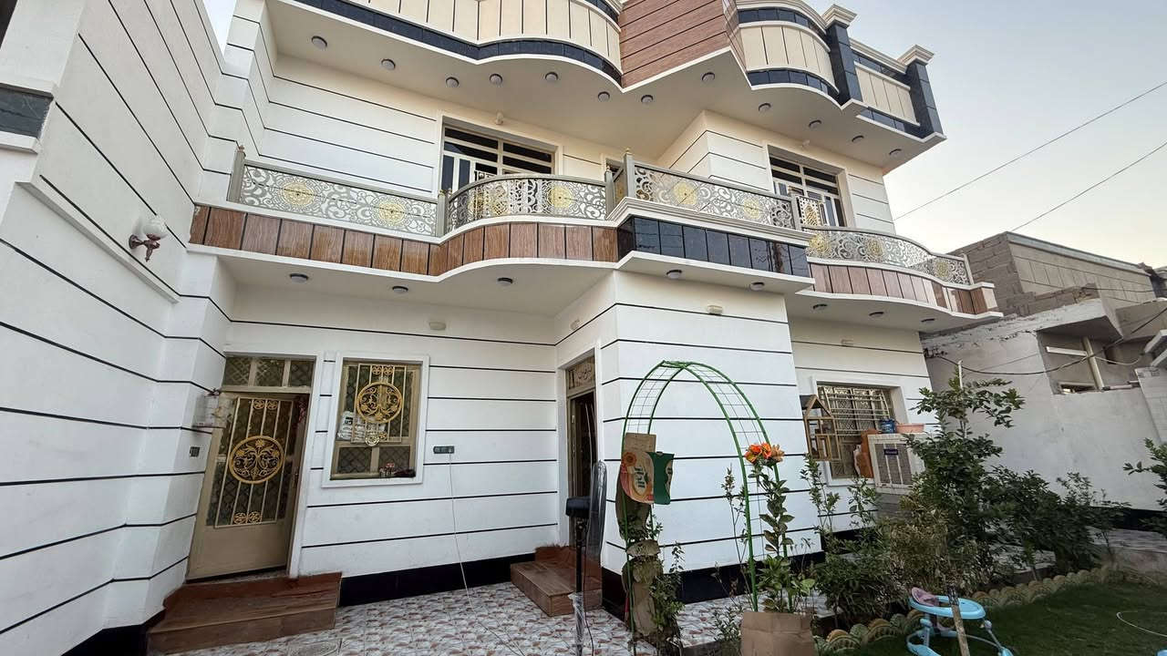 🏡 بيت للبيع — موقع مميز  ٢٥٠ م
​📍 الموقع: على ساحة، مقابل متوسطة المفاخر للبنات (حي الشهداء).
​الطابق الأول: غرفة نوم + صالة كبيرة + استقبال + مطبخ + حمام.
​الطابق الثاني: 3 غرف نوم + صالة كبيرة + حمام.
​💰 السعر: 225 مليون دينار (وبيه مجال للطيبين).
​📞 للمراجعة والاستفسار:
مكتب النوري للعقارات — بإدارة أبو حسين الفلاحي
📍 موقع المكتب: حي الشهداء - مقابل متوسطة المفاخر للبنات
📱 أرقام الاتصال:
​***********
​***********
