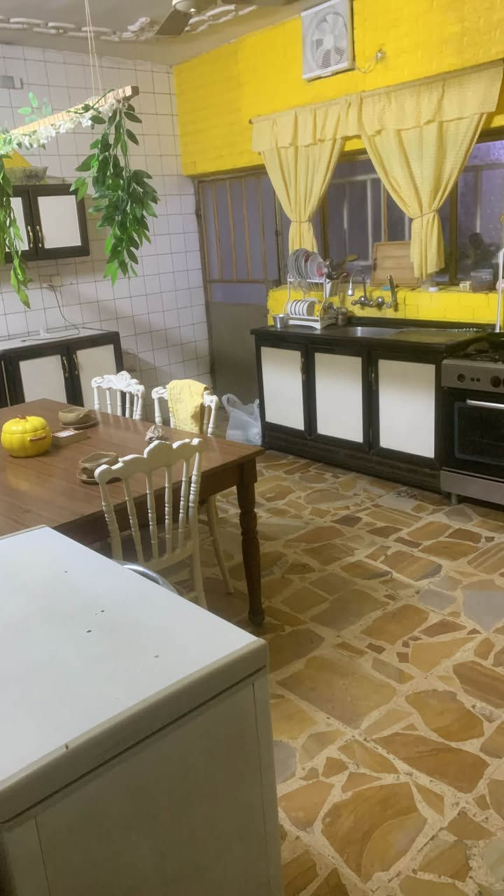 بيت للبيع  120 متر طابقين بسعر 270بي مجال الواجهه 6 والنزال 20 بناء حديث الطابق الارضي 3 حمامات +صالةوحمام سويت+مطبخ+غرفة نوم وحمام سويت+حوش الطابق الثاني 4 غرف نوم+.  بلكونه سطح 
العنوان بغداد الكرخ حي الاعلام شارع البدالة قرب مدرسة العقيده هاتف ☎️ ***********
