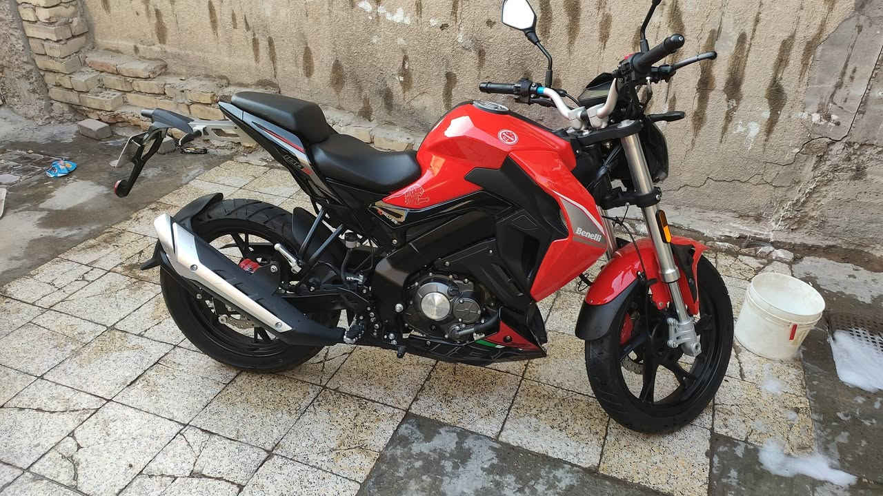 دراجه بنلي ايطالي
مكينه 180s
6 كير 
مزوده كلجات رياضي وزنجيل رياضي دبل رياضي 
بريكات رياضيه 
عل فحص رايدها ب 25 ورقه وبيها مجال 
للتواصل ***********

