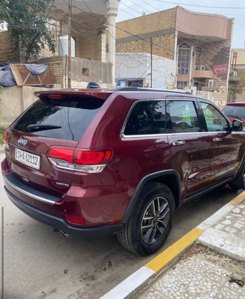 جيب كراند شيروكي ليمتد-2020
🔥 فول مواصفات — نظيفة وجاهزة للفحص

🚙 المحرك: 3.6 V6
⚙️ القير: أوتوماتيك
🛞 الدفع: خلفي
🌌 بانوراما + فتحة سقف
🪑 داخلية جلد عسلي
🖤 صاج أسود
📊 ماشية: 113 ألف كم
✨ إدامة كاملة

⭐ المواصفات والتجهيزات:

• تشغيل بصمة
• دخول ذكي وتشغيل عن بعد
• تحكم بالستيرن
• مثبت سرعة
• تحكم كهربائي بالمقاعد
• مقاعد جلد
• تبريد/تدفئة المقاعد
• شاشة كبيرة
• كاميرا خلفية
• حساسات ركن السياره وتوقف خلفي قبل حدوث الحادث
• تحكم بالمكيف
• مكيف أوتوماتيك
• ستيرن صعود ونزول كهربائي
• بلوتوث وUSB وكار بلي
• أنظمة أمان وثبات
• ABS
• Airbags
• تحكم إلكتروني بالثبات
• ويل نيكل 
• إضاءة أوتوماتيك
• حساسات مطر/إضاءة حسب التجهيز

🔧 تفاصيل الضرر بكل وضوح:

• الجاملغ الأيمن: مبدل ومصبوغ، بدون ضرر داخل وبدون شاصي وبدون ضرر داخلي بالجاملغ.
• البنيد: متصلح بارد، ضربته خفيفة، بدون دواخل وبدون شاصي.

🛡️ الكفالة:
كير + مكينة + شاصي + دواخل + تبريد.

📄 الرقم: بصرة — مشروع وطني، بأسمي.
🔄 التحويل: ثاني يوم.

📍 مكان السيارة: الناصرية — الشموخ

💰 السعر: 210$

📞 للتواصل: ***********
