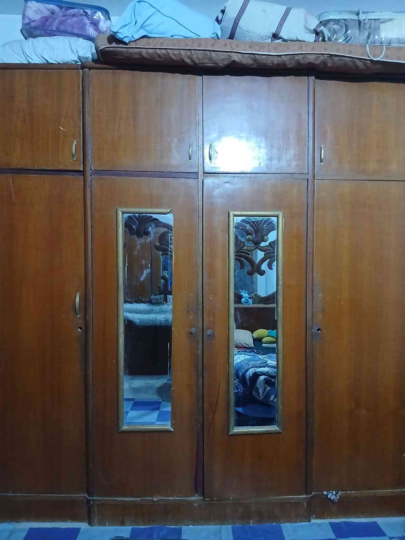 السلام عليكم عندي غرفه عراقيه تزكام نجاره سويته نضيفه مابيه ضرر  بس نقصهه يدات وقفاله مستعجله على بيعته السعر ٣٠٠ وبيه مجال للشراي عنواني دوره حي صحه خلف العاب بيبي لاند للاستفسار مراسلتي خاص
