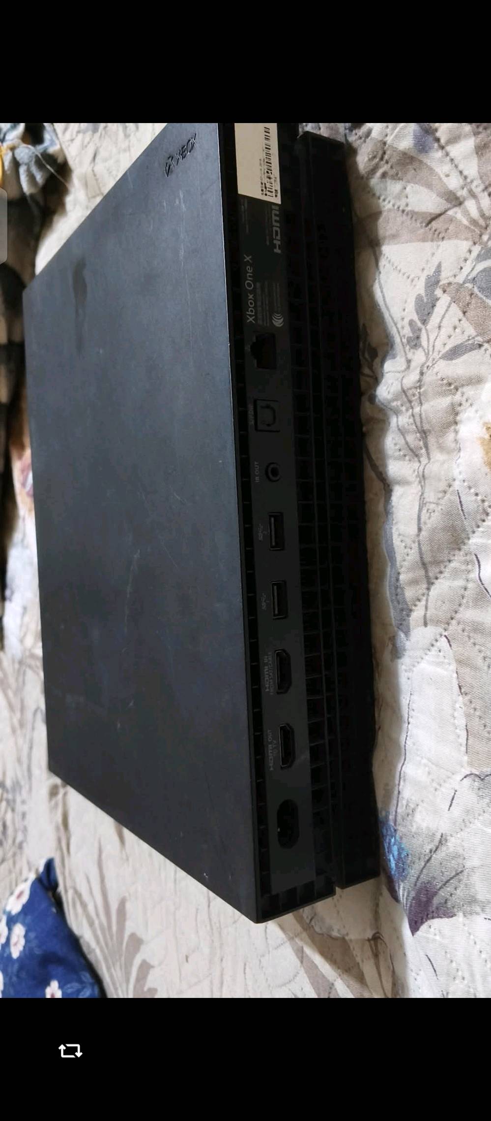 اريد اراوس وي بي سي
مواصفات جهاز Xbox One X التفصيلية:
​1. المعالج والأداء (Core Hardware)
​المعالج الرئيسي (CPU): معالج مخصص من AMD بـ 8 أنوية بسرعة 2.3 GHz.
​كارت الشاشة (GPU): معالج رسومي مخصص من AMD بسرعة 1.172 GHz بقوة 6 Teraflops (وهي قوة رسومية عالية جداً مقارنة بالـ PC المذكور).
​عرض النطاق للذاكرة (Memory Bandwidth): سرعة نقل بيانات تصل إلى 326.4 GB/s.
​2. الذاكرة والتخزين (Memory & Storage)
​الرام (RAM): سعة 12GB من نوع GDDR5 السريع جداً (يخصص منه 9GB بالكامل للألعاب و3GB للنظام).
​الهارد الداخلي: سعة 1TB (HDD).
​التوسعة: يدعم توصيل هارد خارجي USB 3.0 للألعاب والتخزين.
​3. العرض والرسوميات (Video & Display)
​دقة العرض (Resolution): يدعم التشغيل بدقة 4K الحقيقية (Native 4K) حتى 60 إطار بالثانية (FPS) حسب اللعبة.
​تقنية الألوان: يدعم تقنية HDR10 لألوان أكثر واقعية وتبايُمن عالي.
​سلاسة الشاشة: يدعم تقنية AMD FreeSync ومعدل تحديث يصل إلى 120Hz (على الشاشات الداعمة).
​مشغل الأقراص: محرك أقراص 4K UHD Blu-ray.
​4. الصوت (Audio)
​يدعم التقنيات الصوتية المحيطية: Dolby Atmos، و DTS:X، و Windows Sonic للصوت الثلاثي الأبعاد.
​5. المنافذ والاتصال (Ports & Connectivity)
​المنافذ: للتواصل خاص او ***********
​1× منفذ HDMI 2.0b (خروج).
​1× منفذ HDMI 1.4b (دخول) للتوصيل مع أجهزة أخرى.
​3× منافذ USB 3.0 (واحد بالفضل واثنين بالخلف).
​1× منفذ S/PDIF للصوت الضوئي الرقمي.
​1× منفذ Ethernet للإنترنت السلكي (Gigabit).
​منفذ IR Out للتحكم بالأجهزة عبر الأشعة تحت الحمراء.
​الاتصال اللاسلكي: يدعم Wi-Fi 5 (Dual-Band) مع Wi-Fi Direct.
​6. التبريد والتصميم (Cooling & Physical Specs)
​نظام التبريد: غرفة تبخير سائلة (Vapor Chamber) مع مروحة طرد مركزي لضمان التبريد والهدوء أثناء الضغط العالي.
​الأبعاد: 30 × 24 × 6 سم.
​الوزن: حوالي 3.8 كغم.
​مزود الطاقة: داخلي (Built-in Power Supply 245W) ولا يحتاج لمحول خارجي