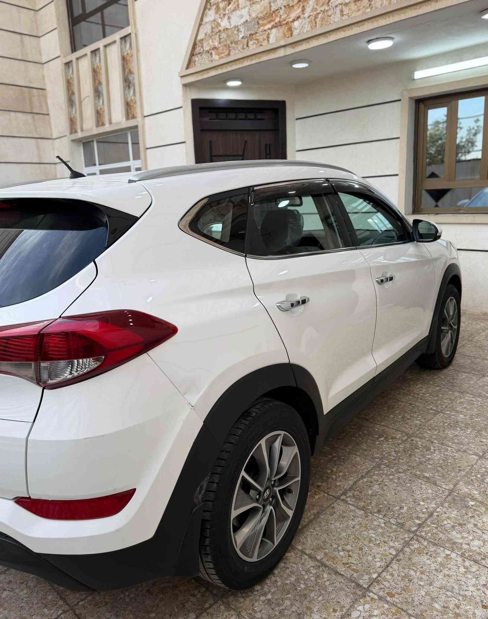 سلام عليكم 
للبيع توسان 2018
خليجي مكينه 2000
رقم بغداد تحويل مباشر
كير مكينه صدر ع وضع الشركه 
تبريد تخم تاير السيارة جاهزه
بيها تكشير مقدمه البنيد مكانين تكحيل كارت 
بارد بل جنطه 
سعرها 165
مكاني بغداد حي الجهاد 
***********
