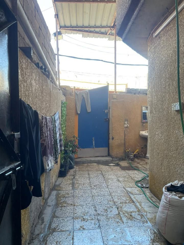 السلام عليكم بيت 🏠 للبيع   المساحه 100م زراعي  يحتوي على غرفه نوم ومطبخ واستقبال وهول وصحيات ومخزن بلسطح. 
العنوان قبل سيطره سبع قصور قرب مطعم المائده فرع اسواق الرسول 
للستفسار على رقم ***********
