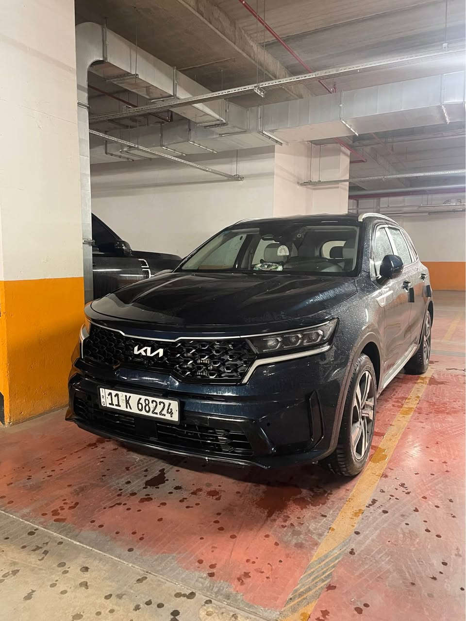 🚙 للبيع كيا سورينتو 2024 هايبرد SX Prestige

سيارة عائلية فاخرة بمواصفات عالية واقتصادية بالوقود 👌

🔹 الموديل: 2024
🔹 الفئة: SX Prestige
🔹 المحرك: 1.6 لتر تيربو هايبرد
🔹 القوة الإجمالية: 227 حصان
🔹 ناقل الحركة: أوتوماتيك 6 سرعات
🔹 الدفع: رباعي AWD
🔹 اللون الخارجي: نيلي
🔹 الداخل: أبيض فاخر
🔹 عدد المقاعد: 6 مقاعد مع كراسي منفصلة في الصف الثاني (Captain Chairs)

✨ أهم المواصفات:
▪️ شاشة كبيرة
▪️ عدادات رقمية
▪️ نظام كاميرات 360 درجة
▪️ كاميرات للنقطة العمياء
▪️ حساسات أمامية وخلفية
▪️ نظام صوت Bose فاخر بـ 12 سماعة
▪️ مقاعد جلد فاخر
▪️ مقاعد أمامية كهربائية
▪️ تدفئة وتبريد المقاعد الأمامية
▪️ تدفئة مقاعد الصف الثاني
▪️ تدفئة المقود
▪️ مثبت سرعة ذكي وأنظمة مساعدة على القيادة
▪️ نظام المحافظة على المسار
▪️ نظام تفادي الاصطدام
▪️ مرايا كهربائية قابلة للطي
▪️ باب خلفي كهربائي
▪️ منافذ وشحن للركاب
▪️ مواصفات فئة عليا SX Prestige

⛽ اقتصادية بالوقود، والتفويلة الواحدة تمشي لغاية 850 كم تقريباً حسب طريقة القيادة والاستخدام.

⚠️ ملاحظة مهمة وبكل شفافية:
السيارة تعرضت سابقاً إلى حادث انقلاب، وتم صبغ جميع القطع المتضررة وتوحيد لون السيارة بالكامل.
توجد بعض الكهربائياات  لا تعمل مع وجود تك ويل اعوج للتفاصيل الحادث   تواصل واتس اب 
*********** بغداد, العراق
