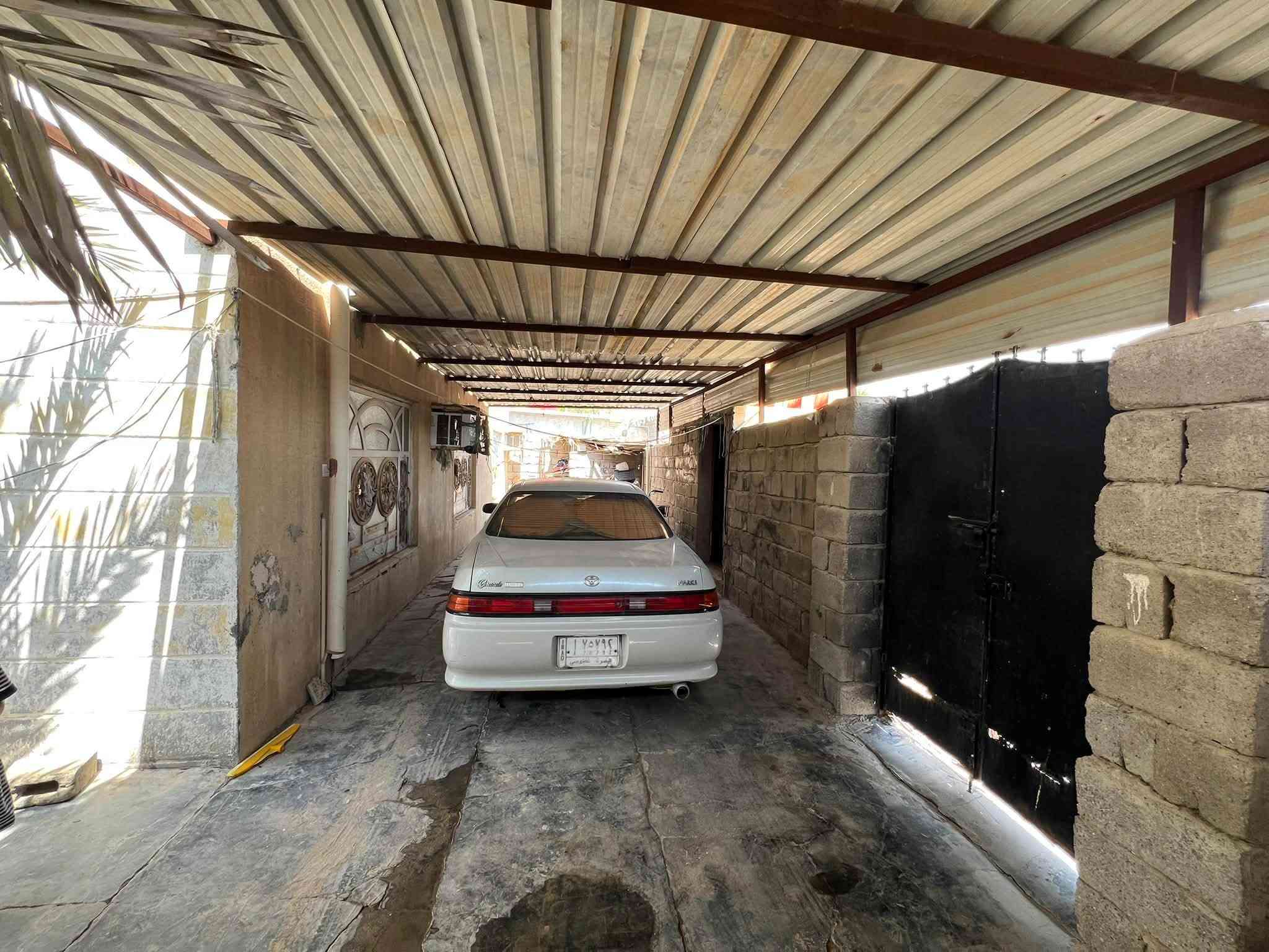 بيت طابو للبيع مساحة البناء ١٥٠ صافي بس البيت ويه الخدمات يطلع فوك ال ٢٠٠ السعر ٨٥ وبي مجال قليل ***********للاتصال 

ديوان٨*٥
غرفه ٦*٥
غرفه٦*٥
صاله٧*٥
مطبخ٤*٤
صحيات داخليه
صحيات خارجيه
الحوش ١٢ متر 
الكراج ايضاً ١٢ متر 
بناء حديث 
كلشي موضح بالفيديو العنوان شارع السوداني
