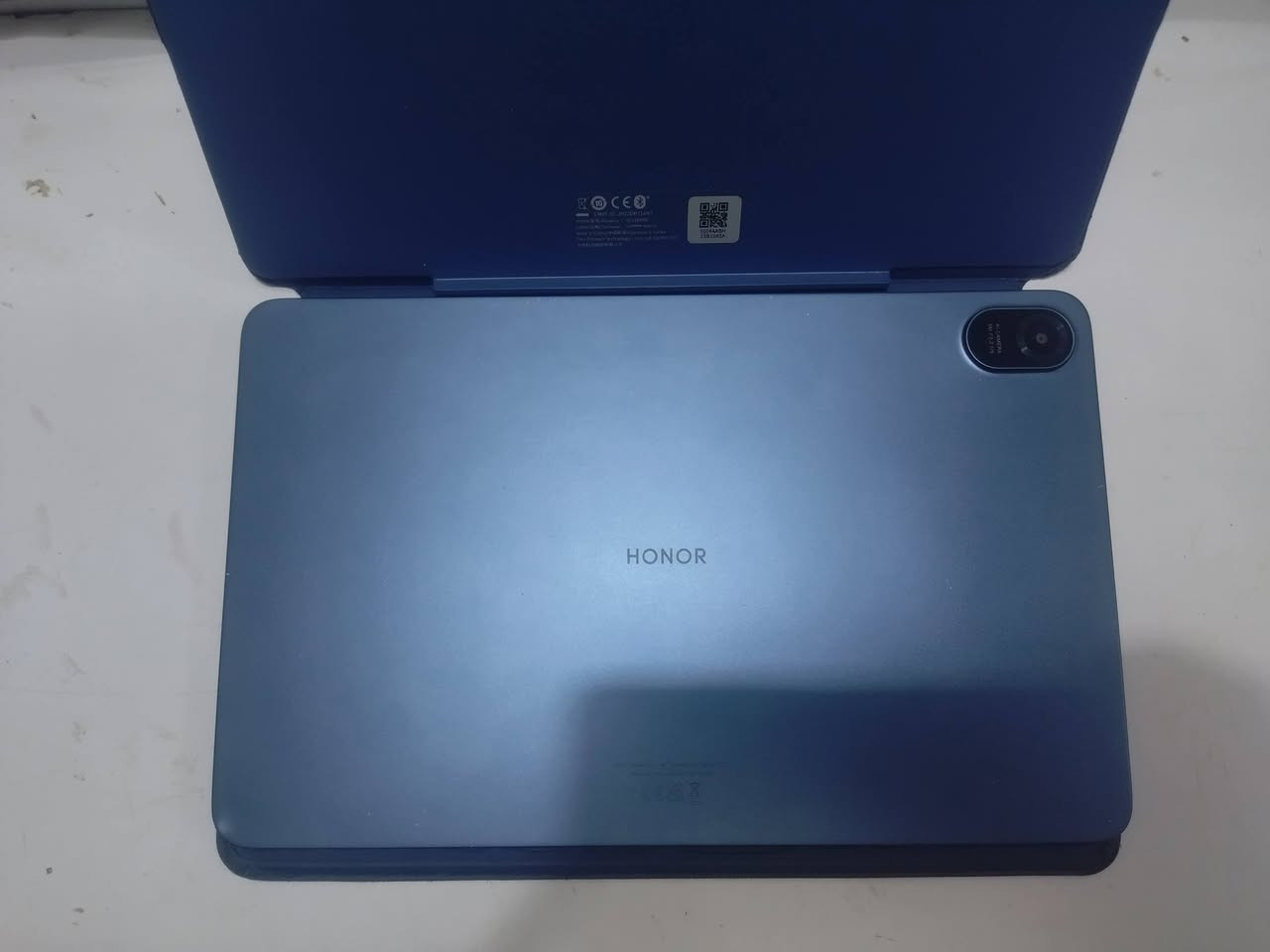 📱 للبيع HONOR Pad 8
✨ شاشة كبيرة 12 إنچ بدقة 2000×1200
⚙️ معالج Snapdragon 680
🧠 رام 6GB
💾 ذاكرة 128GB
🔊 8 سماعات ستيريو بصوت قوي وواضح 🔥
🔋 بطارية 7250mAh
⚡ شحن 22.5W
📸 خلفية 5MP + أمامية 5MP
🔌 USB Type-C
📶 Wi-Fi + Bluetooth
🤖 Android / Magic UI

الجهاز مناسب للدراسة، الأفلام، اليوتيوب، التصفح والاستخدام اليومي.

⚠️ ملاحظة: أكو شخط/شرخ خفيف بطرف الشاشة من الجهة اليمنى، مثل ما موضح بالصور. الجهاز شغال طبيعي 100%، ماكو أي مشكلة باللمس أو الشاشة، وما داخل تصليح أبداً.

📍 المكان: بغداد – الدورة
📞 للاستفسار واتساب فقط: ***********

💰 السعر: 250 ألف دينار .
