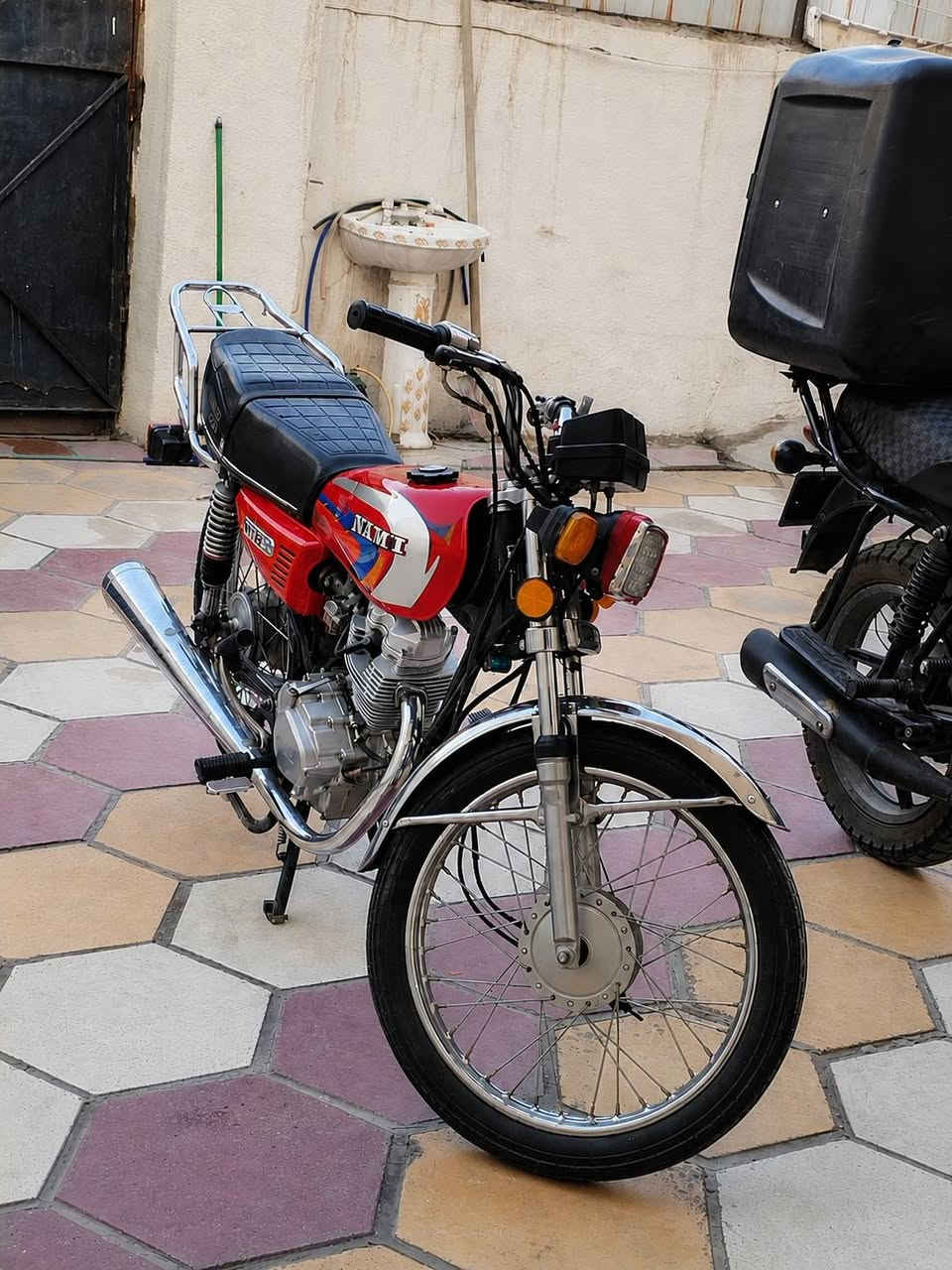 السلام عليكم دراجه ايراني لل بيع دراجه كفاله عامه ما بيه شي بس بيه نواقص قليله اله الدراجه غير شي ما بيه تضرب هندر وتطلع و الدراجه كلك بس تجي تاخذه من باب البيت واذا تريد مكاتبه هم عادي ودراجه نضيفه تضرب هندر وتطلع سعره 550 وبيه مجال لل طيبين مكاني بغداد الدوره وهاذ رقمي ***********
