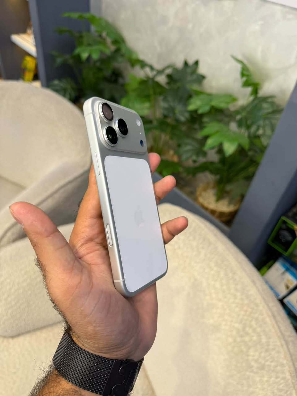 17 Promax  نضافة 💯  تكريت شارع الزهور 
***********

نص مكتوب في الصور:
- 11:41
- حالة البطارية
- عادية
- تعمل بطارية iPhone هذه على النحو المتوقع. حول البطارية والضمان...
- الحد الأقصى للقدرة
- ۹۸٪
- هذا قياس لقدرة البطارية مقارنة بقدرتها عندما كانت جديدة. قد تسبب
- القدرة المنخفضة بتقليل ساعات الاستخدام بين عملية الشحن والأخرى.
- عدد الدورات
- ۲۷۷
- هذا هو عدد مرات استهلاك iPhone لقدرة البطارية. معرفة المزيد...
- تاريخ التصنيع
- أيلول ٢٠٢٥
- أول استخدام
- كانون الثاني ٢٠٢٦