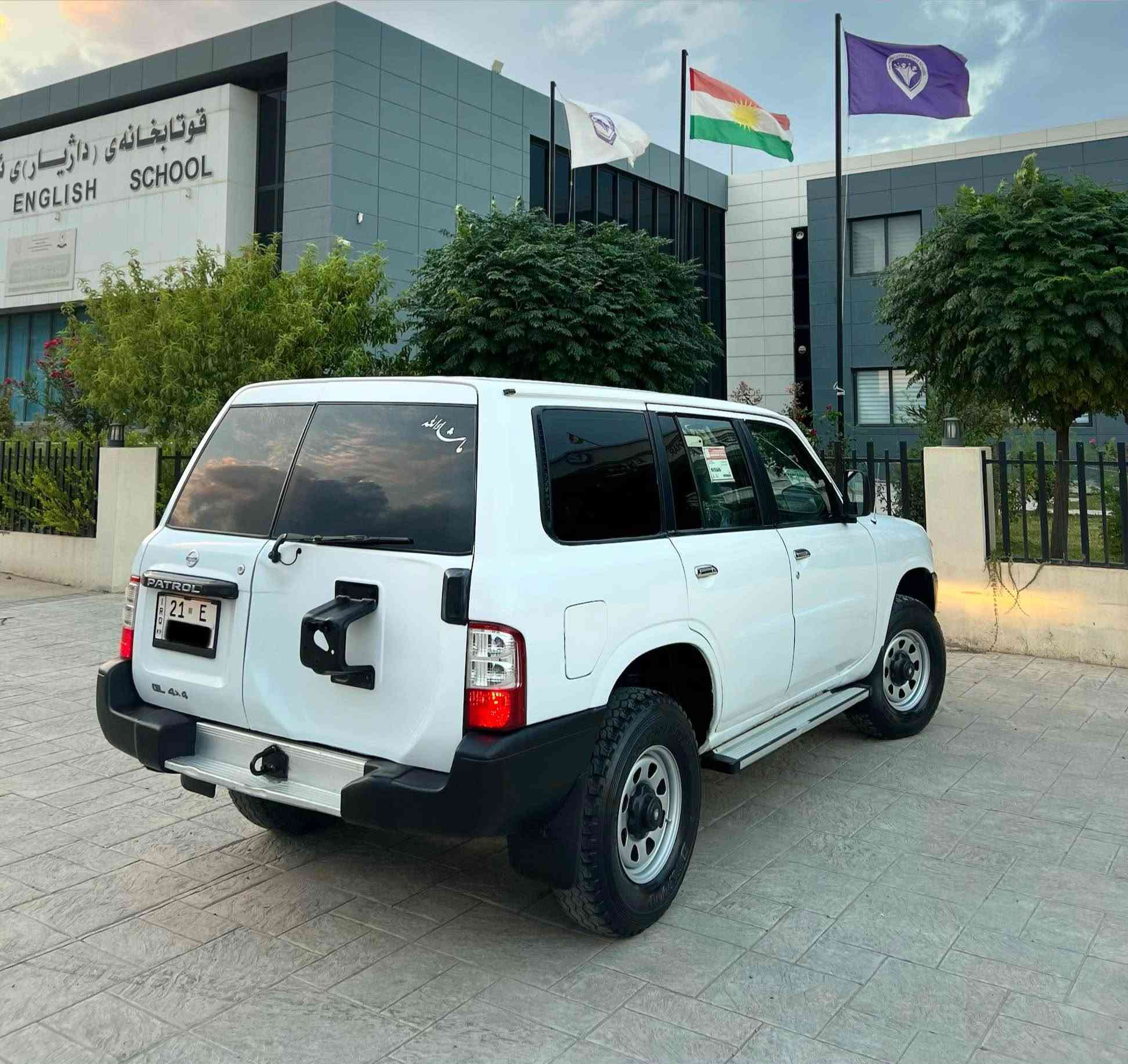 ‎بسم الله الرحمن الرحيم(***********)
Nissan Patrol 2002 نیو سەقەڕ
نیسان پاترۆڵ ٢٠٠٢ نیو سەقەڕ مەکینە ٤٥٠٠ 
رەقەم و سنوی تا ٢٠٣٠ تازەیە تحویل و غرامە بەشەرت 
کوشن و گاعی و بەرە سەقفی لۆکە شاشەی بۆ بەستراوە
لایت و سەکن و بلاجکتۆر و بەگلایت گشتی لۆک و تازەیە
سەیارەکە ٥ پارچەیەکی بۆیاغە بێ زەربە و دەحم
سەقف و شانی زۆر خاوێن ماوەتەوە غاز و بەنزینە
سیستەمی غازی زۆر مەزبووتی بۆ دانراوە بێ کێشەیە
گێڕ و مەکینەی لۆک زۆر بێ عەیبە کارەبایی بەشەرت
ئەکسل و دەبڵ ئەکسل بەشەرت قفل مەرکەزی
سالۆنسای بیلادیە سەوتی وەک شەریکەیە
ژێری کامل تازە توند کراوەتەوە تەبرید سارد گەرم بەشەرت
سەیارەکە لە ڕانیەیە سعری ٨٣ کەمێک مەجالە 
جوابی کۆمێنت نادەمەوە مشتەریت تەلەفون بکە یان نامە بنێرە
*********** ڤایبەر و واتساپی لەسەرە رانية, السليمانية
