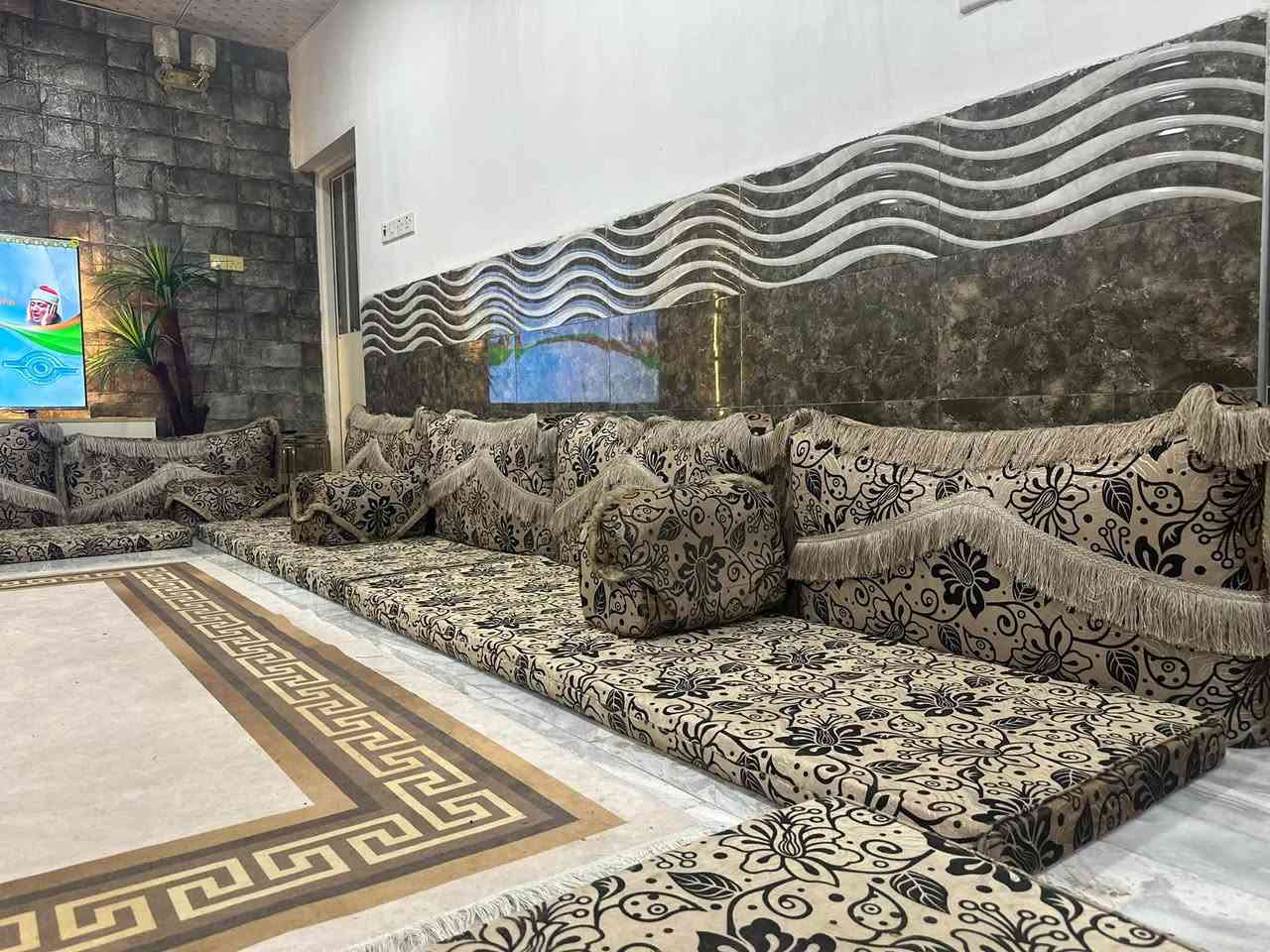 ديوان • ٧ مقاعد • طول ١٤م