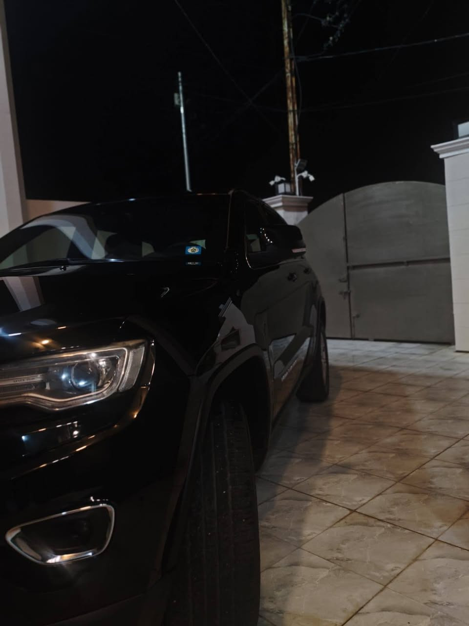 للبيع او للمراوس حسب قناعة 

Jeep Grand Cherokee Laredo
السنة: 2014
الوارد: خليجي 
اللون: أسود 🖤
المحرك: 3.6 لتر V6 Pentastar
القوة: 290 حصان
العزم: 353 نيوتن.م
ناقل الحركة: أوتوماتيك 8 سرعات
الدفع:  4×4
عدد المقاعد: 5
نوع الوقود: بنزين
المكيف: أوتوماتيك ثنائي المناطق
الشاشة: كبيرة 
المقاعد: جلد 
مثبت سرعة
حساسات ومزايا أمان متعددة
ABS + ESP + Traction Control
وسائد هوائية
الاستفسار الاتصال 
***********
