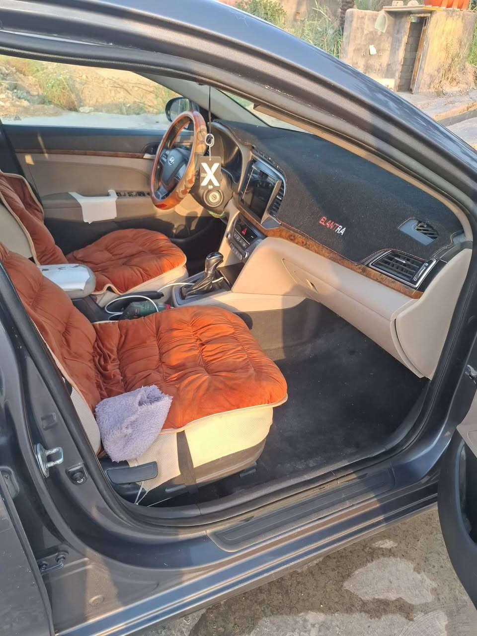 السلام عليكم النترا ٢٠١٨ رقم بابل بأسمي تحويل مباشر خليجي ١٦٠٠  محرك وكير وتبريد دواخل جديدة بيها ٣ قطع رش فقط اثر جرد السيارة جدا نظيفة السعر ١٢٠ بيها مجال الشراي يتصل *********** *********** مكاني بابل محاويل
