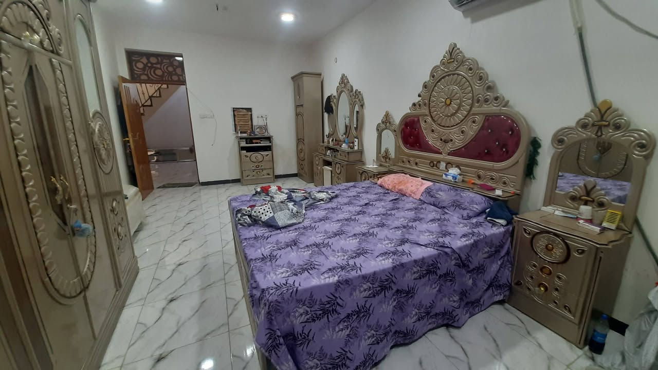 بيت للبيع ٣٨٠ م ثلاث طوابق حله بكرلي اولى شارع الصحه قرب صورة الامام علي عليه السلام 
شارع ٢٠ متر يتكون من حديقه كراج صحيات خارجيه واستقبال وهول ومطبخ وخمس غرف نوم السعر ٢١٥ وبي مجال اتصال عالرقم ***********

