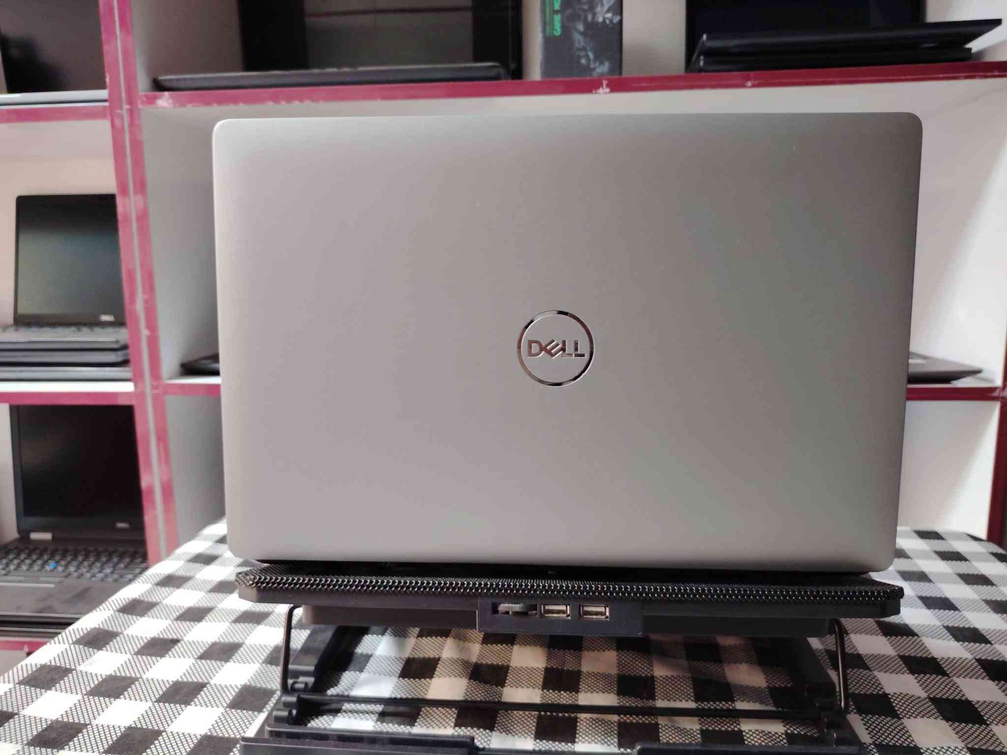 🔥 متوفر كمية حلوة 🔥

🏗️ للمهندسين وطلاب الهندسة والمصممين — جهاز Workstation عملي بكرت NVIDIA Quadro، مناسب للأعمال الهندسية والتصميم وبرامج الـCAD والمشاريع الدراسية والاحترافية.

💻 Dell Precision 3551 — قوة فئة H مع كرت Quadro P620

⚜️ المواصفات:

⚜️ المعالج: Core i5-10400H — الجيل العاشر — فئة H
⚜️ الرام: 8 كيكا DDR4 — قابل للتطوير
⚜️ الهارد: 256 كيكا SSD M.2 — قابل للتطوير
⚜️ كرت الشاشة المنفصل: NVIDIA Quadro P620 — 4 كيكا
⚜️ كرت الشاشة الداخلي: Intel UHD Graphics — 4 كيكا (ذاكرة مشتركة)
⚜️ حجم الشاشة: 15.6″
⚜️ دقة الشاشة: FHD 1920×1080
⚜️ نظام التشغيل: Windows 11 Pro
⚜️ الكيبورد: عربي / إنكليزي ليزري — بدون إضاءة
⚜️ الشاحن: Dell دائري — 130 واط

🎁 الهدايا والملحقات:
• حقيبة لابتوب
• شاحن Dell أصلي
• ماوس
• ماوس باد
• تغليف احترافي (داخل كرتونة)

🛡️ الضمان والخدمات:
• فحص اللابتوب ومقارنة المواصفات والنظافة قبل الاستلام عند المندوب.
• ضمان أسبوع كامل بعد الاستلام.
• تنصيب البرامج الأساسية وOffice حسب الطلب.

🚚 التوصيل: التوصيل متوفر إلى جميع محافظات العراق

📞 للحجز أو الاستفسار (متوفر واتساب):
*********** – ***********

📌 موقّعنا: بغداد الأمين الثانية

📦 العدد المتوفر: كمية

💰 السعر: 525,000 دينار عراقي
