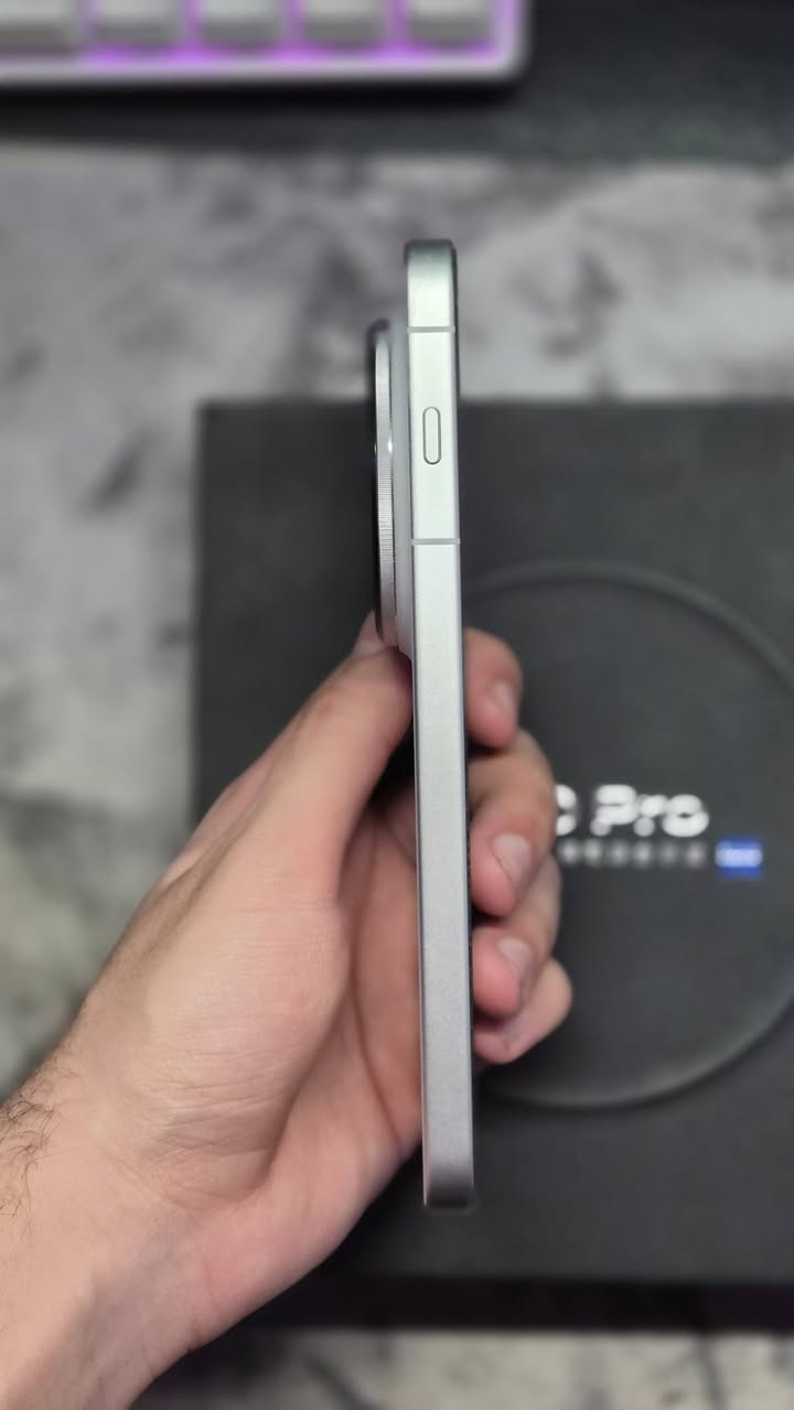 السلام عليكم vivo x300 pro للبيع
الجهاز جدا جدا نضيف مابيه اي شخط 
ذاكرته 1tb
الرام 16
الجهاز روم صيني 
السعر مليون و300بيه مجال جدا بسيط
الموقع بغداد ويوجد توصيل
للتواصل علئ واتس اب ***********
