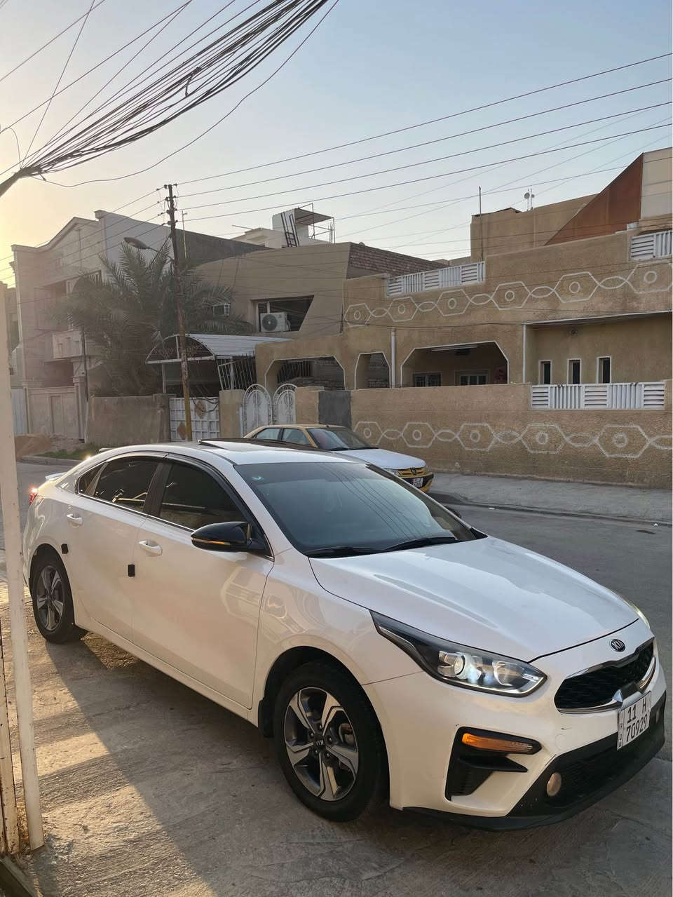 السلام عليكم
للبيع كيا سيراتو 2019 خليجي 
ماشية 79 الف كيلو
فول مواصفات 1/1 
السياره بدون صبغ / بدون تبديل 
1600 دوش  + كير At على وضع الشركة
سلايد
مري شفط
تبريد قطعتين 
شاشه + كامره
داخل جلد 
دوشمه ارضيه جلد 
المكان الغزالية 
السعر 143 وبيها مجال 
*********** بغداد, العراق

نص مكتوب في الصور:
- 6:38 ص